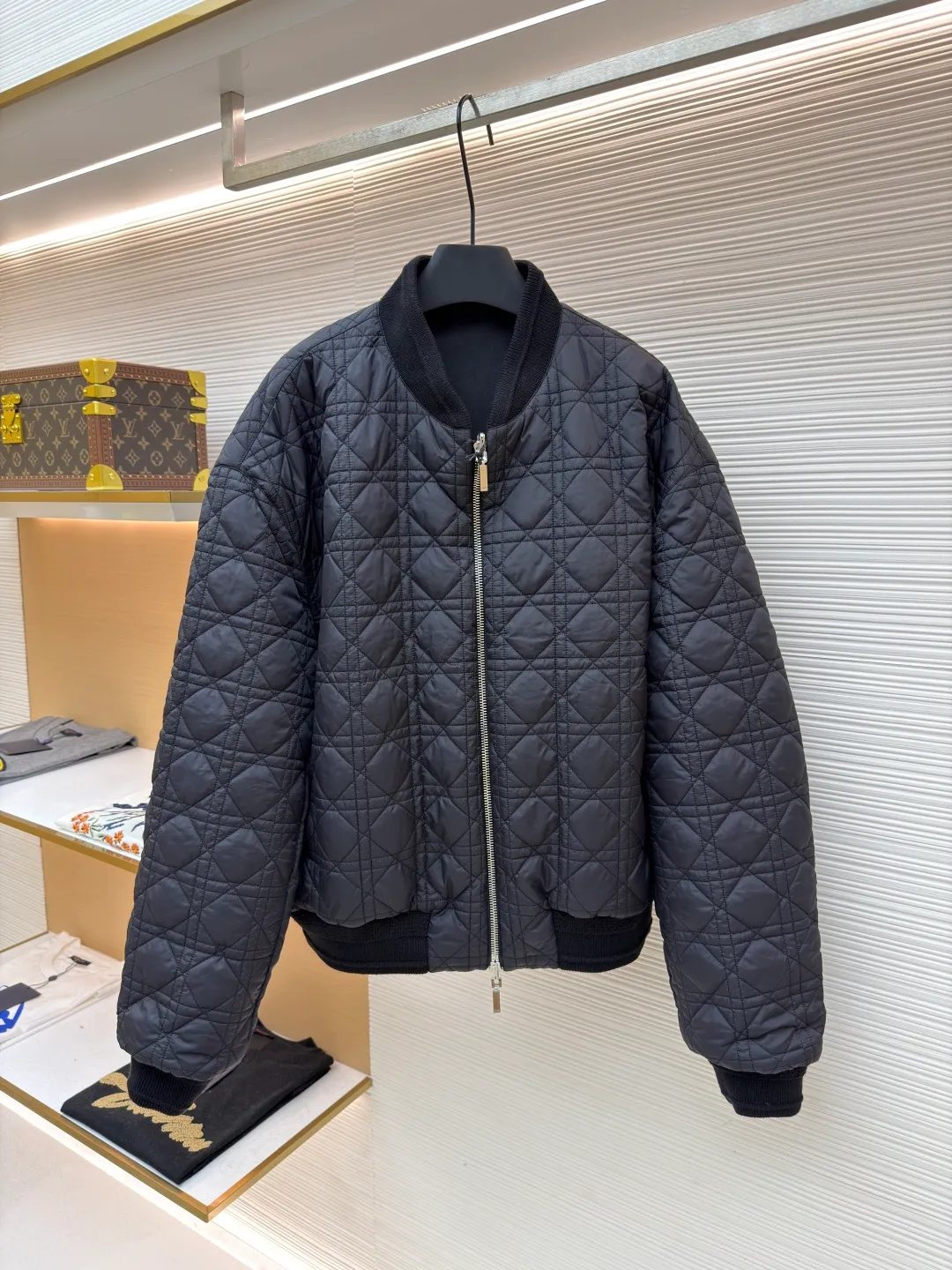 Dior Tenge quilted double-sided jacket ●Original version: purchased and developed by 22393 ●Item number: 1681687-D15 ●Fabric: cotton fabric ●Technology: embroidery production ●Color: black ●Version: fitted version ●Weight: about 975 grams ●Size: 44-46-48-50 ●Description: This jacket uses double-layer quilting technology. The outer layer is lined with precise diamond-shaped plaid, and the inner layer is quilted with straight lines to form a unique visual hierarchy. The whole bag is made of high-density nylon fabric and has been specially treated to be water-repellent, making it both lightweight and windproof. The collar, cuffs and hem are all designed with elastic ribs, which not only ensures wearing comfort, but also effectively locks in temperature. The center zipper uses a custom metal slider, which is smooth and durable, and the edges of the zipper are precision hemmed to prevent wear and tear. The body is cut to fit the curves of the human body, and the proportions of shoulders and sleeves have been repeatedly adjusted to ensure free movement. The interior is filled with lightweight polyester fiber to ensure warmth while avoiding bloat. All sutures are made of high-strength polyester threads, which have been tested many times to ensure they won’t open during long-term wear. The overall craftsmanship reflects the perfect combination of functionality and fashion, making it suitable for a variety of occasions. The overall wiring is straight and delicate, the fabric is comfortable and soft, and the color is consistent without color difference. It can be matched with the same style to create a fashionable look and control various occasions. Customized accessories, complete with three standards, same style for men and women!