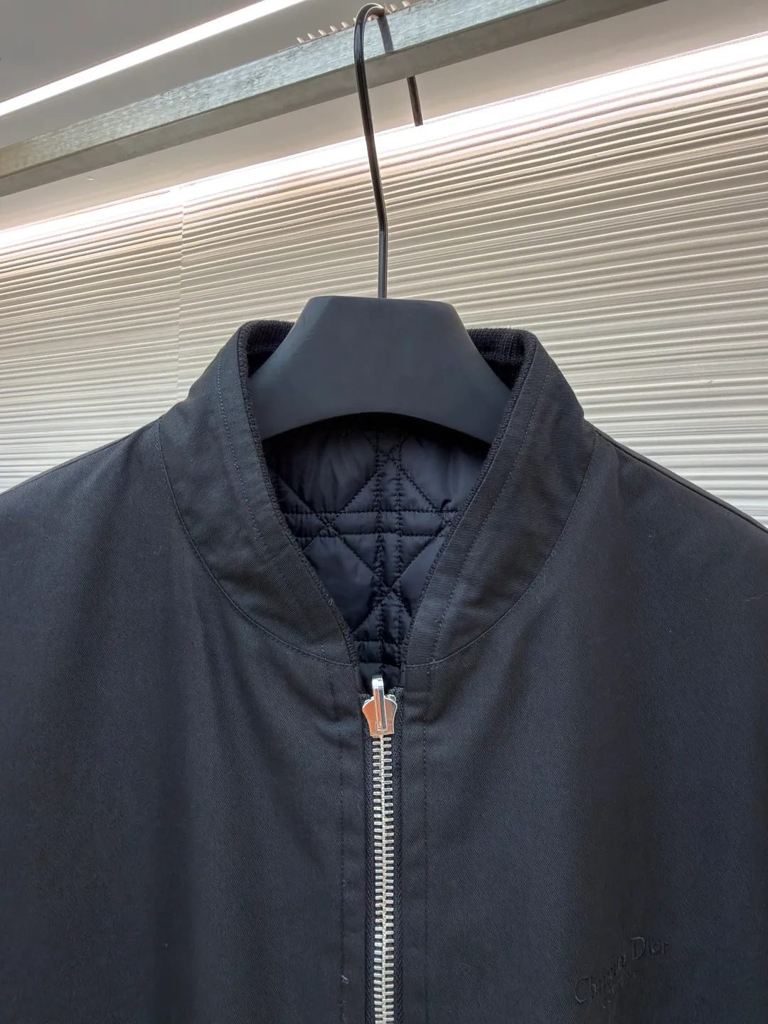 Dior Tenge quilted double-sided jacket ●Original version: purchased and developed by 22393 ●Item number: 1681687-D15 ●Fabric: cotton fabric ●Technology: embroidery production ●Color: black ●Version: fitted version ●Weight: about 975 grams ●Size: 44-46-48-50 ●Description: This jacket uses double-layer quilting technology. The outer layer is lined with precise diamond-shaped plaid, and the inner layer is quilted with straight lines to form a unique visual hierarchy. The whole bag is made of high-density nylon fabric and has been specially treated to be water-repellent, making it both lightweight and windproof. The collar, cuffs and hem are all designed with elastic ribs, which not only ensures wearing comfort, but also effectively locks in temperature. The center zipper uses a custom metal slider, which is smooth and durable, and the edges of the zipper are precision hemmed to prevent wear and tear. The body is cut to fit the curves of the human body, and the proportions of shoulders and sleeves have been repeatedly adjusted to ensure free movement. The interior is filled with lightweight polyester fiber to ensure warmth while avoiding bloat. All sutures are made of high-strength polyester threads, which have been tested many times to ensure they won’t open during long-term wear. The overall craftsmanship reflects the perfect combination of functionality and fashion, making it suitable for a variety of occasions. The overall wiring is straight and delicate, the fabric is comfortable and soft, and the color is consistent without color difference. It can be matched with the same style to create a fashionable look and control various occasions. Customized accessories, complete with three standards, same style for men and women!