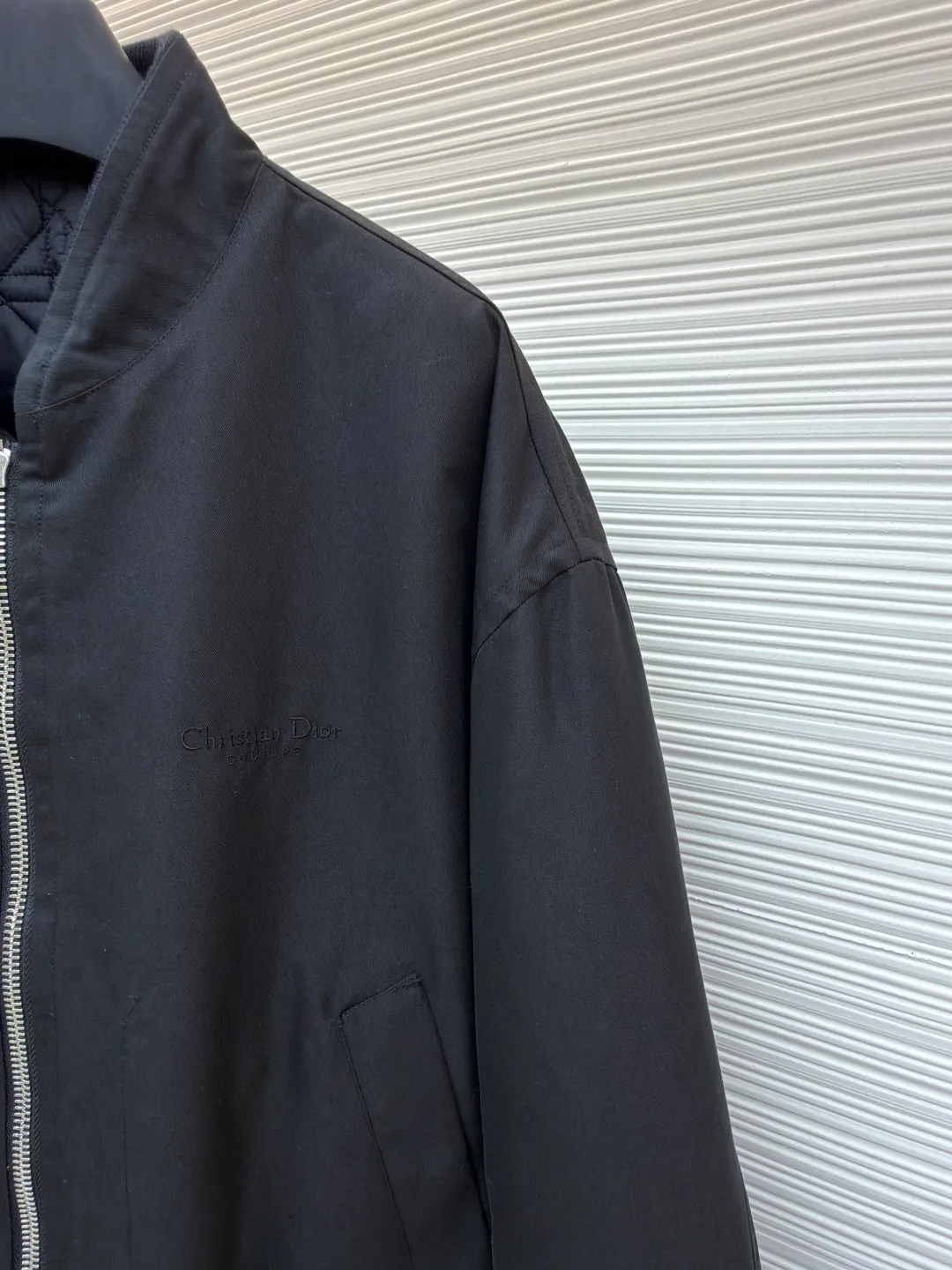 Dior Tenge quilted double-sided jacket ●Original version: purchased and developed by 22393 ●Item number: 1681687-D15 ●Fabric: cotton fabric ●Technology: embroidery production ●Color: black ●Version: fitted version ●Weight: about 975 grams ●Size: 44-46-48-50 ●Description: This jacket uses double-layer quilting technology. The outer layer is lined with precise diamond-shaped plaid, and the inner layer is quilted with straight lines to form a unique visual hierarchy. The whole bag is made of high-density nylon fabric and has been specially treated to be water-repellent, making it both lightweight and windproof. The collar, cuffs and hem are all designed with elastic ribs, which not only ensures wearing comfort, but also effectively locks in temperature. The center zipper uses a custom metal slider, which is smooth and durable, and the edges of the zipper are precision hemmed to prevent wear and tear. The body is cut to fit the curves of the human body, and the proportions of shoulders and sleeves have been repeatedly adjusted to ensure free movement. The interior is filled with lightweight polyester fiber to ensure warmth while avoiding bloat. All sutures are made of high-strength polyester threads, which have been tested many times to ensure they won’t open during long-term wear. The overall craftsmanship reflects the perfect combination of functionality and fashion, making it suitable for a variety of occasions. The overall wiring is straight and delicate, the fabric is comfortable and soft, and the color is consistent without color difference. It can be matched with the same style to create a fashionable look and control various occasions. Customized accessories, complete with three standards, same style for men and women!