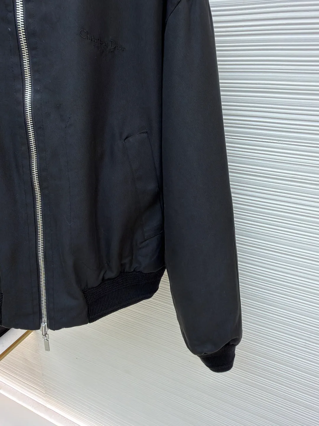 Dior Tenge quilted double-sided jacket ●Original version: purchased and developed by 22393 ●Item number: 1681687-D15 ●Fabric: cotton fabric ●Technology: embroidery production ●Color: black ●Version: fitted version ●Weight: about 975 grams ●Size: 44-46-48-50 ●Description: This jacket uses double-layer quilting technology. The outer layer is lined with precise diamond-shaped plaid, and the inner layer is quilted with straight lines to form a unique visual hierarchy. The whole bag is made of high-density nylon fabric and has been specially treated to be water-repellent, making it both lightweight and windproof. The collar, cuffs and hem are all designed with elastic ribs, which not only ensures wearing comfort, but also effectively locks in temperature. The center zipper uses a custom metal slider, which is smooth and durable, and the edges of the zipper are precision hemmed to prevent wear and tear. The body is cut to fit the curves of the human body, and the proportions of shoulders and sleeves have been repeatedly adjusted to ensure free movement. The interior is filled with lightweight polyester fiber to ensure warmth while avoiding bloat. All sutures are made of high-strength polyester threads, which have been tested many times to ensure they won’t open during long-term wear. The overall craftsmanship reflects the perfect combination of functionality and fashion, making it suitable for a variety of occasions. The overall wiring is straight and delicate, the fabric is comfortable and soft, and the color is consistent without color difference. It can be matched with the same style to create a fashionable look and control various occasions. Customized accessories, complete with three standards, same style for men and women!