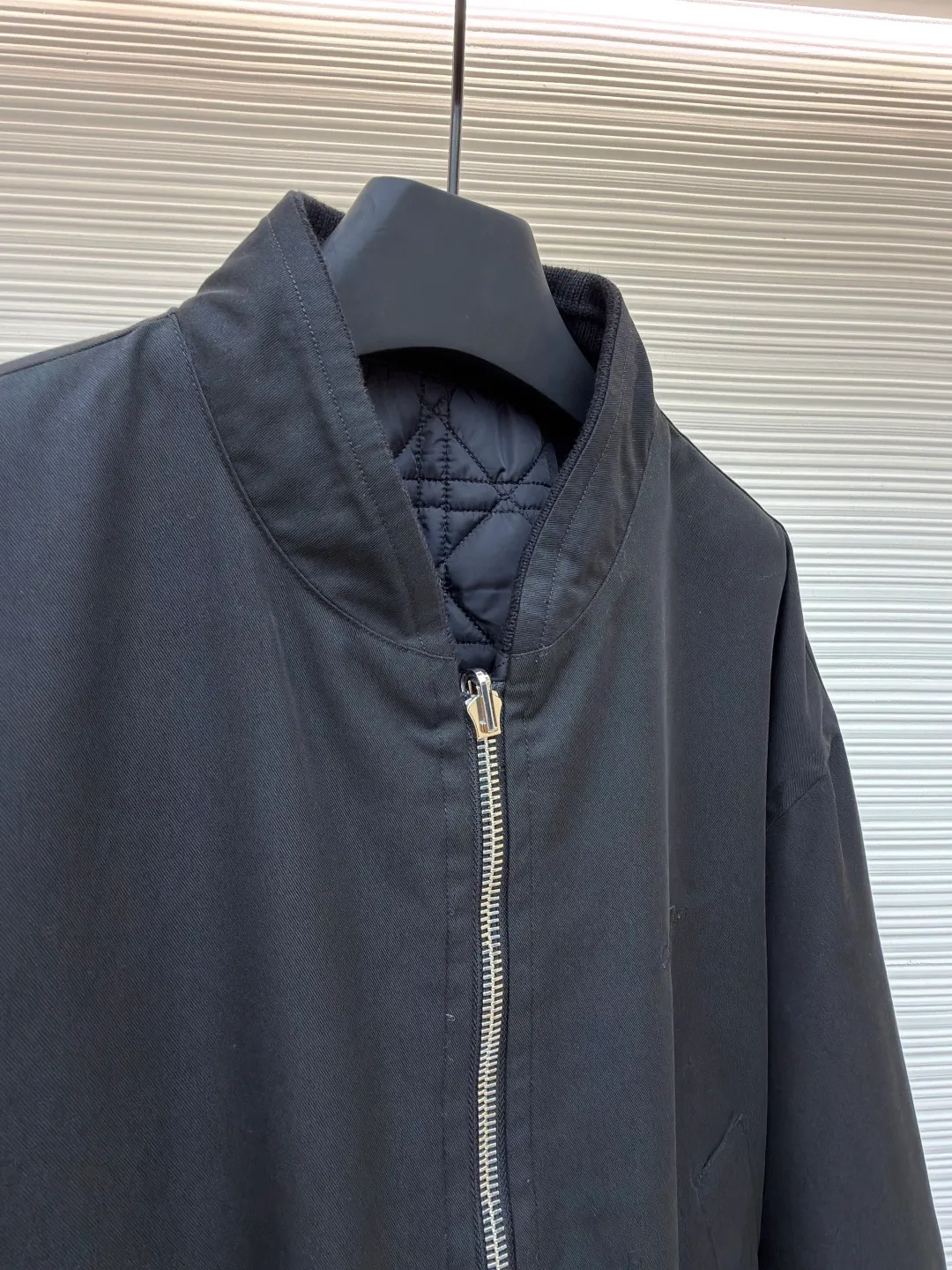 Dior Tenge quilted double-sided jacket ●Original version: purchased and developed by 22393 ●Item number: 1681687-D15 ●Fabric: cotton fabric ●Technology: embroidery production ●Color: black ●Version: fitted version ●Weight: about 975 grams ●Size: 44-46-48-50 ●Description: This jacket uses double-layer quilting technology. The outer layer is lined with precise diamond-shaped plaid, and the inner layer is quilted with straight lines to form a unique visual hierarchy. The whole bag is made of high-density nylon fabric and has been specially treated to be water-repellent, making it both lightweight and windproof. The collar, cuffs and hem are all designed with elastic ribs, which not only ensures wearing comfort, but also effectively locks in temperature. The center zipper uses a custom metal slider, which is smooth and durable, and the edges of the zipper are precision hemmed to prevent wear and tear. The body is cut to fit the curves of the human body, and the proportions of shoulders and sleeves have been repeatedly adjusted to ensure free movement. The interior is filled with lightweight polyester fiber to ensure warmth while avoiding bloat. All sutures are made of high-strength polyester threads, which have been tested many times to ensure they won’t open during long-term wear. The overall craftsmanship reflects the perfect combination of functionality and fashion, making it suitable for a variety of occasions. The overall wiring is straight and delicate, the fabric is comfortable and soft, and the color is consistent without color difference. It can be matched with the same style to create a fashionable look and control various occasions. Customized accessories, complete with three standards, same style for men and women!
