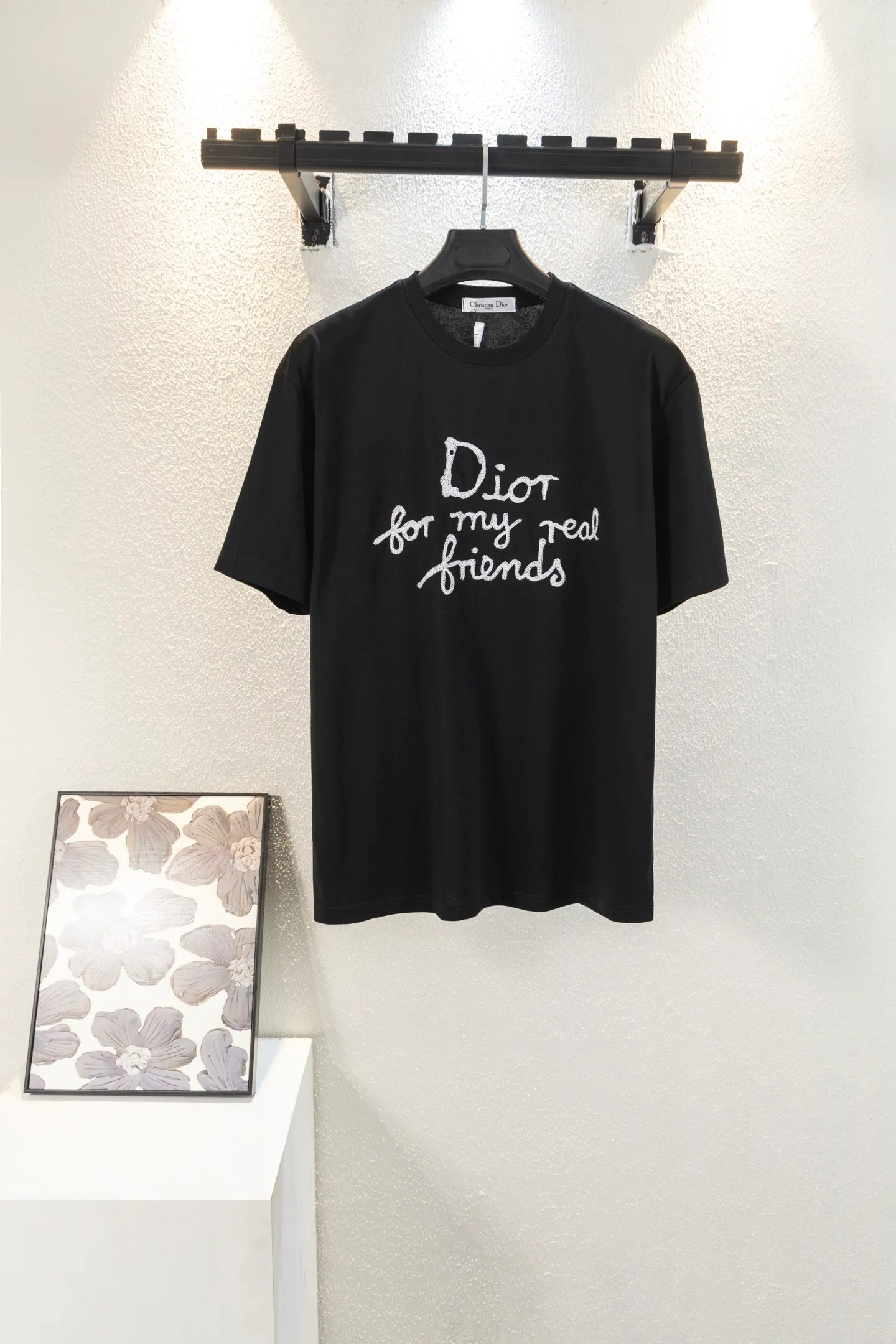 🅿️180 version embroidery style number K8040 DIOR Dior embroidered letters‼ ️Short-sleeved T-shirt® is the same as the official website *Customized 280g cotton fabric, soft, skin-friendly and comfortable *CD letter logo embroidered on the front *A very simple and elegant one that is unparalleled in terms of upper body comfort, interpreting your luxury and taste, and creating your fashionable charm. ⚠️Washing method: It is recommended to dry clean or wrap the reverse side in a laundry bag and machine wash it quickly in cold water and let it dry naturally! ⚠️Same style for men and women 𝐂𝐎𝐋𝐎𝐔𝐑: white black 𝐒𝐈𝐙𝐄 XS S M L