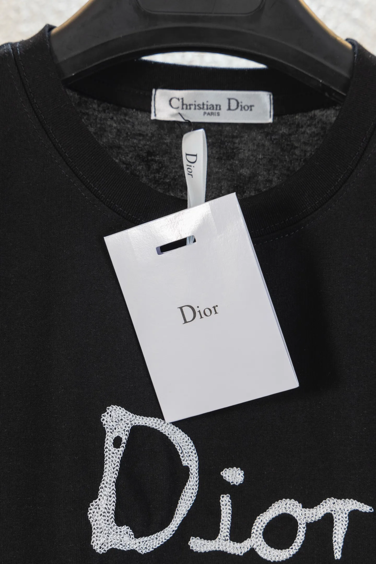 🅿️180 version embroidery style number K8040 DIOR Dior embroidered letters‼ ️Short-sleeved T-shirt® is the same as the official website *Customized 280g cotton fabric, soft, skin-friendly and comfortable *CD letter logo embroidered on the front *A very simple and elegant one that is unparalleled in terms of upper body comfort, interpreting your luxury and taste, and creating your fashionable charm. ⚠️Washing method: It is recommended to dry clean or wrap the reverse side in a laundry bag and machine wash it quickly in cold water and let it dry naturally! ⚠️Same style for men and women 𝐂𝐎𝐋𝐎𝐔𝐑: white black 𝐒𝐈𝐙𝐄 XS S M L