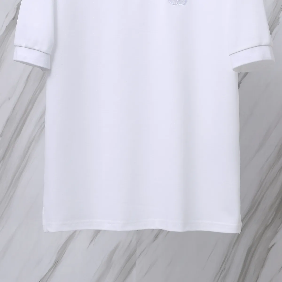 🅿️190 Item No. D42 (Dior CD letter embroidered logo classic POLO shirt) Dior Dior 24ss new CD letter embroidered logo lapel Polo shirt short-sleeved T-shirt. The counter restores the top-quality replicas for men and women. The own factory style is very good, business commuting, classic POLO lapel design, classic small logo embroidery design on the chest highlights personality, making the entire line smoother, the most classic evergreen small logo design Exquisite embroidered logo design on the chest, pure cotton texture that is skin-friendly and comfortable. Suitable for both business and leisure. The piqué cotton fabric is more breathable and dry than ordinary knitted fabrics. 3D three-dimensional tailoring technology, the upper body is three-dimensional. The embroidery on the chest is full of details, and the embroidery with thousands of needles is three-dimensional and full. It is made of 240 grams of pure cotton piqué fabric and customized buttons. Top quality product. Color: White Size: S/M/L/XL