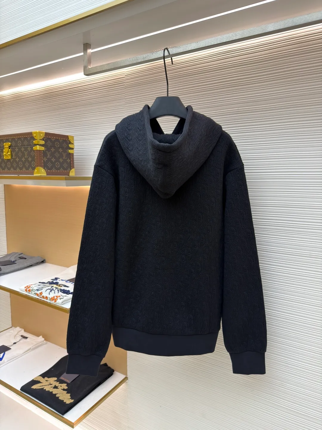 Dior full-width CD jacquard sweatshirt ●Original version: Purchased and developed for 19,000 ●Item number: 1681532-B05 ●Fabric: 100% cotton ●Technology: jacquard production ●Color: black ●Version: Fitted version ●Weight: about 825 grams ●Size: The fabric is precision woven to have both a stiff and soft texture, a delicate surface and is not prone to pilling. The hooded design is equipped with a drawstring, and the tightness can be adjusted freely to enhance practicality and style. The kangaroo pocket on the chest is convenient for storing small items while adding a casual touch. The cuffs and hem are ribbed, which has good elasticity, fits the body shape, and is windproof and warm. The overall cut of the body is smooth and the lines are simple and elegant, making it suitable for daily wear and various occasions. From material selection to production, every process is strictly controlled to ensure quality and comfort, and to present high-end fashionable texture and style. The overall wiring is straight and delicate, the fabric is comfortable and soft, and the color is consistent without color difference. It can be matched with the same style to create a fashionable look and control various occasions. Customized accessories, complete with three standards, same style for men and women!