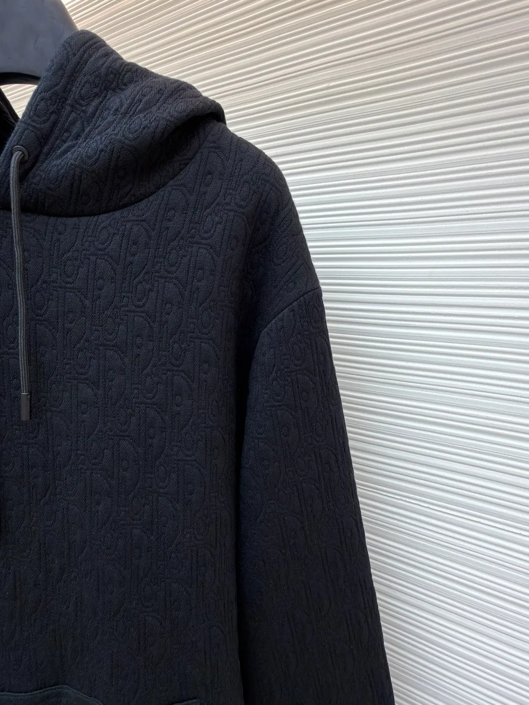 Dior full-width CD jacquard sweatshirt ●Original version: Purchased and developed for 19,000 ●Item number: 1681532-B05 ●Fabric: 100% cotton ●Technology: jacquard production ●Color: black ●Version: Fitted version ●Weight: about 825 grams ●Size: The fabric is precision woven to have both a stiff and soft texture, a delicate surface and is not prone to pilling. The hooded design is equipped with a drawstring, and the tightness can be adjusted freely to enhance practicality and style. The kangaroo pocket on the chest is convenient for storing small items while adding a casual touch. The cuffs and hem are ribbed, which has good elasticity, fits the body shape, and is windproof and warm. The overall cut of the body is smooth and the lines are simple and elegant, making it suitable for daily wear and various occasions. From material selection to production, every process is strictly controlled to ensure quality and comfort, and to present high-end fashionable texture and style. The overall wiring is straight and delicate, the fabric is comfortable and soft, and the color is consistent without color difference. It can be matched with the same style to create a fashionable look and control various occasions. Customized accessories, complete with three standards, same style for men and women!