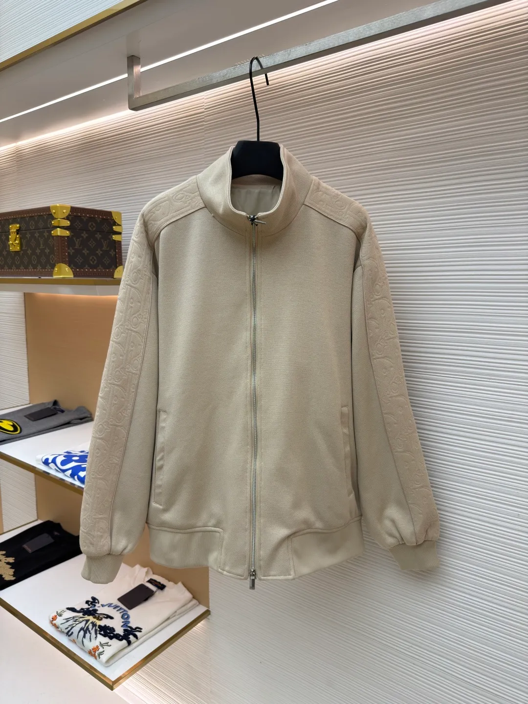 Dior Jersey Oblique Print Stand Collar Long Sleeve Jacket ●Original: Purchased and developed by 21762 ●Item No.: 1682095-B75 ●Material: knitted fabric ●Technology: Printing ●Color: Khaki ●Version: Fitted version ●Weight: approximately 915 grams ●Size: S-M-L-XL ●Description: This Oblique print sports jacket cleverly combines sports style with elegance. Crafted from navy cotton-blend jersey, it features Oblique-print panels on the sleeves and welted side pockets. Wear with trousers from the collection. Sleeves decorated with Oblique print panels. Stand collar. Two-way zip fastening with Dior signature zip pull. Ribbed cuffs and hem. Body: 38% cotton, 32% polyester, 30% nylon. Lining: 51% cotton, 49% viscose. The overall wiring is straight and delicate, the fabric is comfortable and soft, and the color is consistent without color difference. It can be matched with the same style to create a fashionable look and control various occasions. Customized accessories, complete with three standards, same style for men and women!