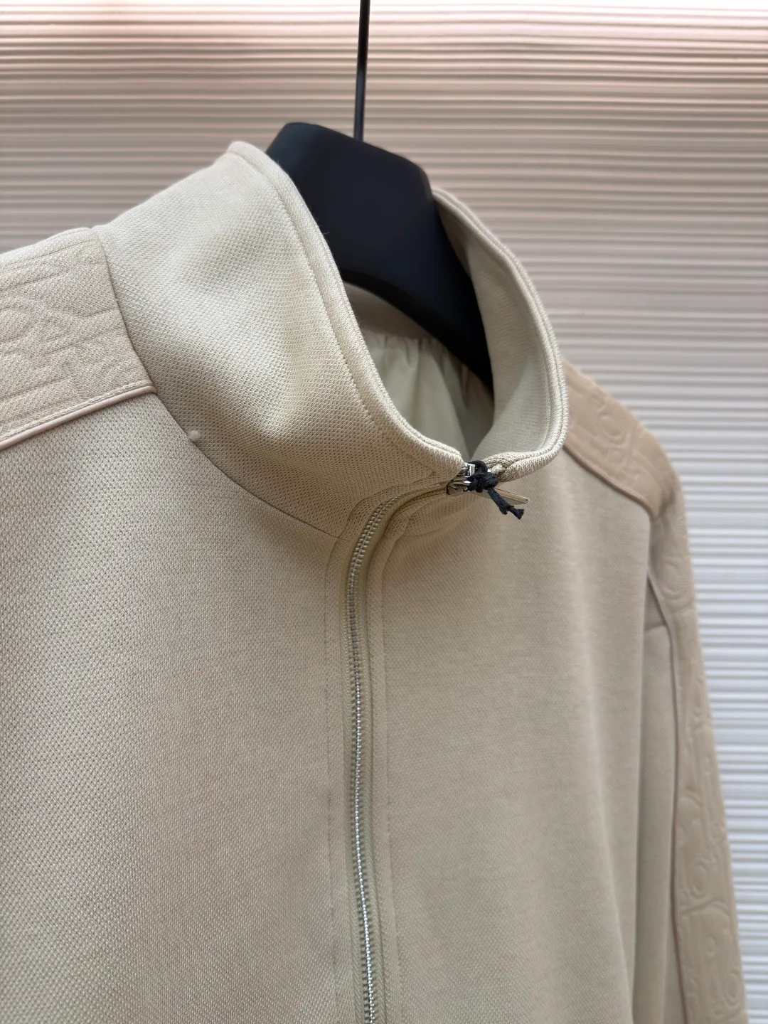 Dior Jersey Oblique Print Stand Collar Long Sleeve Jacket ●Original: Purchased and developed by 21762 ●Item No.: 1682095-B75 ●Material: knitted fabric ●Technology: Printing ●Color: Khaki ●Version: Fitted version ●Weight: approximately 915 grams ●Size: S-M-L-XL ●Description: This Oblique print sports jacket cleverly combines sports style with elegance. Crafted from navy cotton-blend jersey, it features Oblique-print panels on the sleeves and welted side pockets. Wear with trousers from the collection. Sleeves decorated with Oblique print panels. Stand collar. Two-way zip fastening with Dior signature zip pull. Ribbed cuffs and hem. Body: 38% cotton, 32% polyester, 30% nylon. Lining: 51% cotton, 49% viscose. The overall wiring is straight and delicate, the fabric is comfortable and soft, and the color is consistent without color difference. It can be matched with the same style to create a fashionable look and control various occasions. Customized accessories, complete with three standards, same style for men and women!