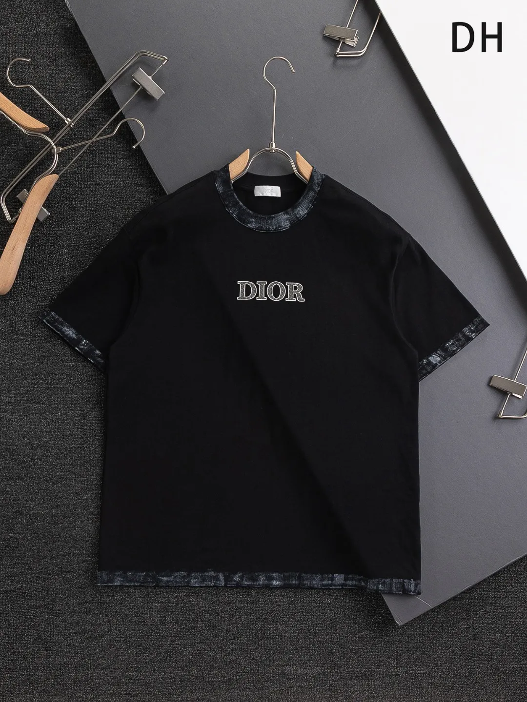 🅿️210 Dior Dior dior micro wide version CD micro wide version S-Xl 26ss will always be unbeatable, classic style, permanent boutique, timeless classic washed style at the counter, front and rear snake pattern CD letter logo🪡 embroidery, neckline, sleeve hem, washed heavy craftsmanship logo pattern, heavy craftsmanship, same style for men and women, short-sleeved T-shirt, cotton blended terry jersey fabric, original development This is from the 2025 beachwear limited series. The full-logo jacquard towel highlights the classic Obliave flower. It is matched with an S-shaped round neck and topstitching. It is unique. The whole body is decorated with obliqve jacquard. The ribbed round neck is matched with V-shaped topstitching. Customized accessories. The whole body is customized and developed according to the Y-panel... Complete with three standards, it can control various styles and pay tribute to Dior's historic year! Coupled with the blessing of full-flower cotton material, both the upper body comfort and the existence are unparalleled. It can be said to be a must-have companion in summer. The excellent breathability and comfortable wearing feeling are unparalleled~ Recommended! ! Same style for men and women! Color: Black White Size: S-XL Size chart: S: Shoulder width 55-Bust 56-Length 71.5 M: Shoulder width 56.5-Bust 58-Length 73 L: Shoulder width 58-Bust 60-Length 74.5 XL: Shoulder width 59.5-Bust 62-Length 76