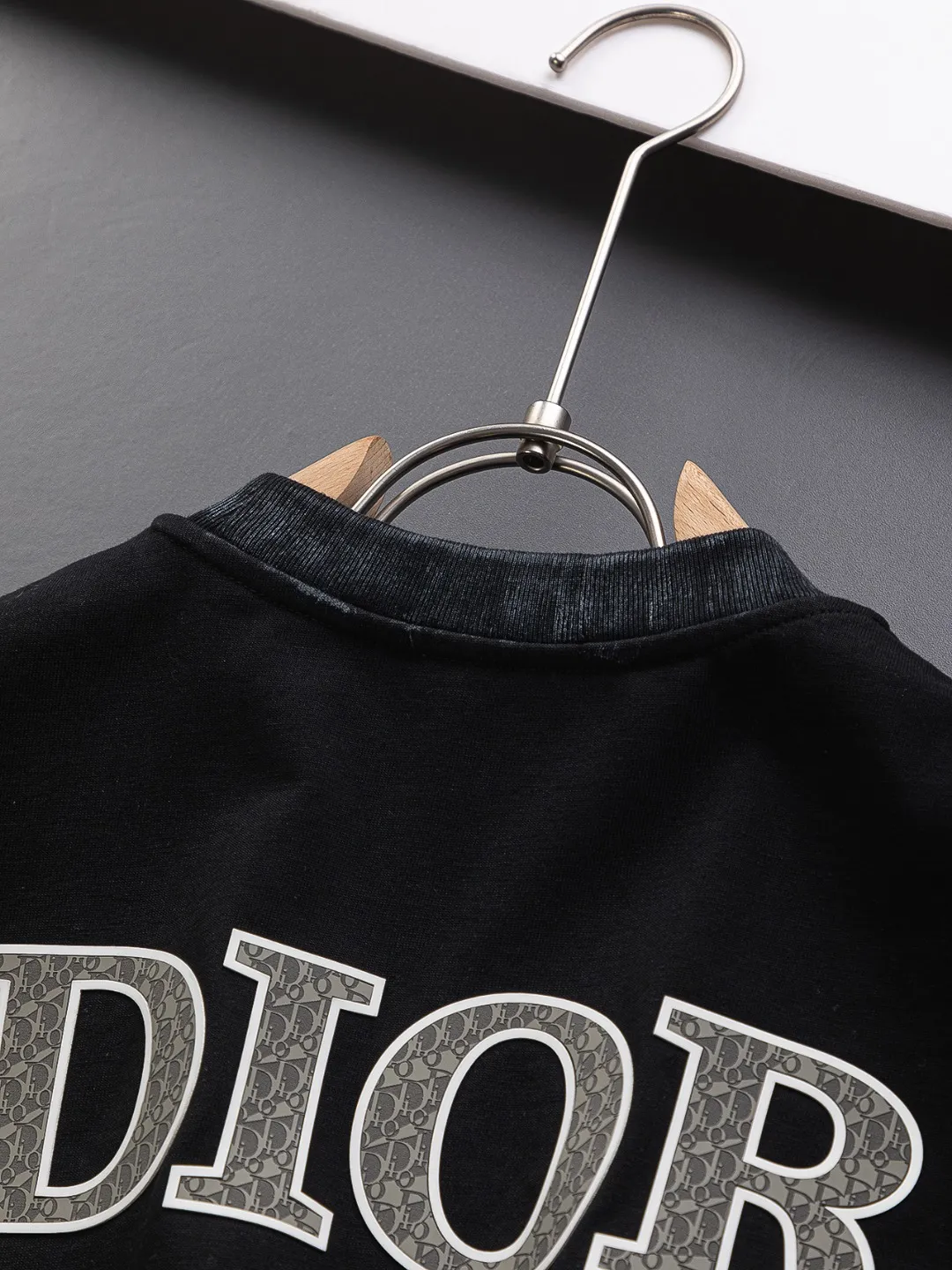 🅿️210 Dior Dior dior micro wide version CD micro wide version S-Xl 26ss will always be unbeatable, classic style, permanent boutique, timeless classic washed style at the counter, front and rear snake pattern CD letter logo🪡 embroidery, neckline, sleeve hem, washed heavy craftsmanship logo pattern, heavy craftsmanship, same style for men and women, short-sleeved T-shirt, cotton blended terry jersey fabric, original development This is from the 2025 beachwear limited series. The full-logo jacquard towel highlights the classic Obliave flower. It is matched with an S-shaped round neck and topstitching. It is unique. The whole body is decorated with obliqve jacquard. The ribbed round neck is matched with V-shaped topstitching. Customized accessories. The whole body is customized and developed according to the Y-panel... Complete with three standards, it can control various styles and pay tribute to Dior's historic year! Coupled with the blessing of full-flower cotton material, both the upper body comfort and the existence are unparalleled. It can be said to be a must-have companion in summer. The excellent breathability and comfortable wearing feeling are unparalleled~ Recommended! ! Same style for men and women! Color: Black White Size: S-XL Size chart: S: Shoulder width 55-Bust 56-Length 71.5 M: Shoulder width 56.5-Bust 58-Length 73 L: Shoulder width 58-Bust 60-Length 74.5 XL: Shoulder width 59.5-Bust 62-Length 76