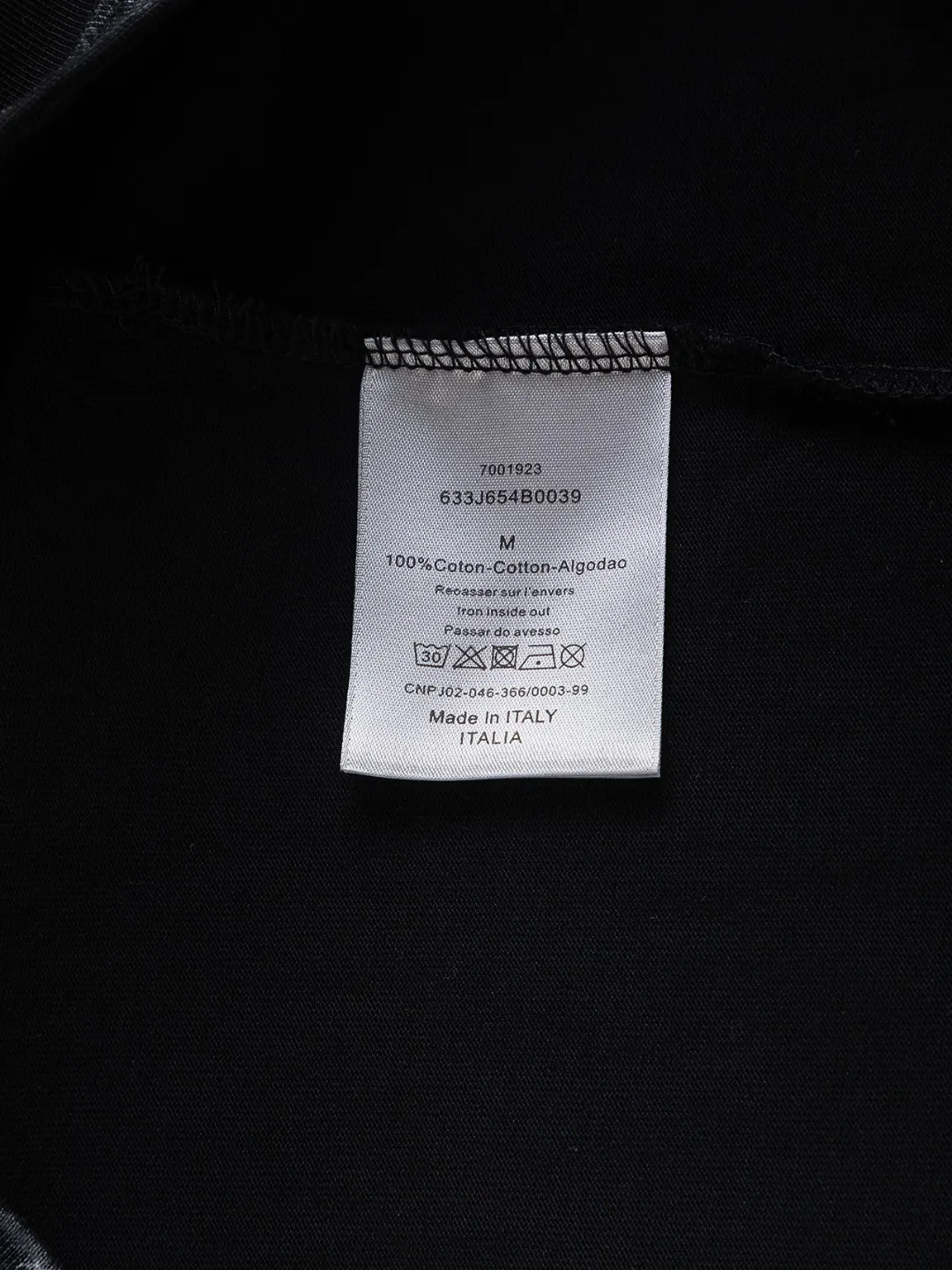 🅿️210 Dior Dior dior micro wide version CD micro wide version S-Xl 26ss will always be unbeatable, classic style, permanent boutique, timeless classic washed style at the counter, front and rear snake pattern CD letter logo🪡 embroidery, neckline, sleeve hem, washed heavy craftsmanship logo pattern, heavy craftsmanship, same style for men and women, short-sleeved T-shirt, cotton blended terry jersey fabric, original development This is from the 2025 beachwear limited series. The full-logo jacquard towel highlights the classic Obliave flower. It is matched with an S-shaped round neck and topstitching. It is unique. The whole body is decorated with obliqve jacquard. The ribbed round neck is matched with V-shaped topstitching. Customized accessories. The whole body is customized and developed according to the Y-panel... Complete with three standards, it can control various styles and pay tribute to Dior's historic year! Coupled with the blessing of full-flower cotton material, both the upper body comfort and the existence are unparalleled. It can be said to be a must-have companion in summer. The excellent breathability and comfortable wearing feeling are unparalleled~ Recommended! ! Same style for men and women! Color: Black White Size: S-XL Size chart: S: Shoulder width 55-Bust 56-Length 71.5 M: Shoulder width 56.5-Bust 58-Length 73 L: Shoulder width 58-Bust 60-Length 74.5 XL: Shoulder width 59.5-Bust 62-Length 76