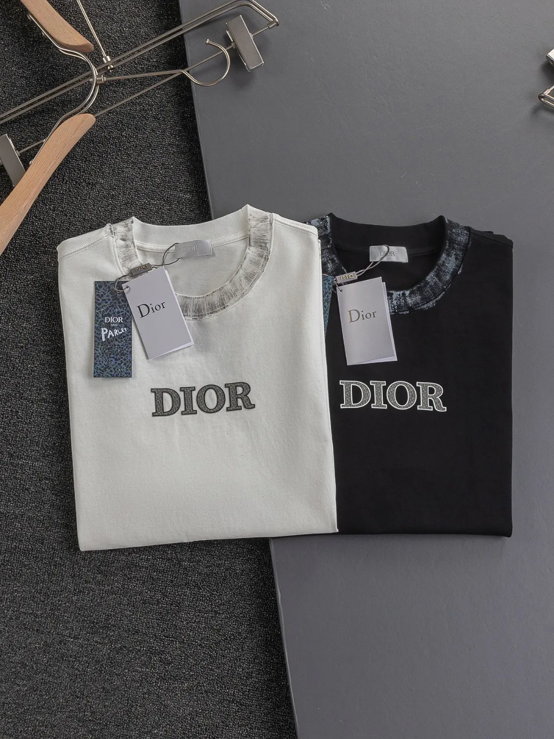 🅿️210 Dior Dior dior micro wide version CD micro wide version S-Xl 26ss will always be unbeatable, classic style, permanent boutique, timeless classic washed style at the counter, front and rear snake pattern CD letter logo🪡 embroidery, neckline, sleeve hem, washed heavy craftsmanship logo pattern, heavy craftsmanship, same style for men and women, short-sleeved T-shirt, cotton blended terry jersey fabric, original development This is from the 2025 beachwear limited series. The full-logo jacquard towel highlights the classic Obliave flower. It is matched with an S-shaped round neck and topstitching. It is unique. The whole body is decorated with obliqve jacquard. The ribbed round neck is matched with V-shaped topstitching. Customized accessories. The whole body is customized and developed according to the Y-panel... Complete with three standards, it can control various styles and pay tribute to Dior's historic year! Coupled with the blessing of full-flower cotton material, both the upper body comfort and the existence are unparalleled. It can be said to be a must-have companion in summer. The excellent breathability and comfortable wearing feeling are unparalleled~ Recommended! ! Same style for men and women! Color: Black White Size: S-XL Size chart: S: Shoulder width 55-Bust 56-Length 71.5 M: Shoulder width 56.5-Bust 58-Length 73 L: Shoulder width 58-Bust 60-Length 74.5 XL: Shoulder width 59.5-Bust 62-Length 76