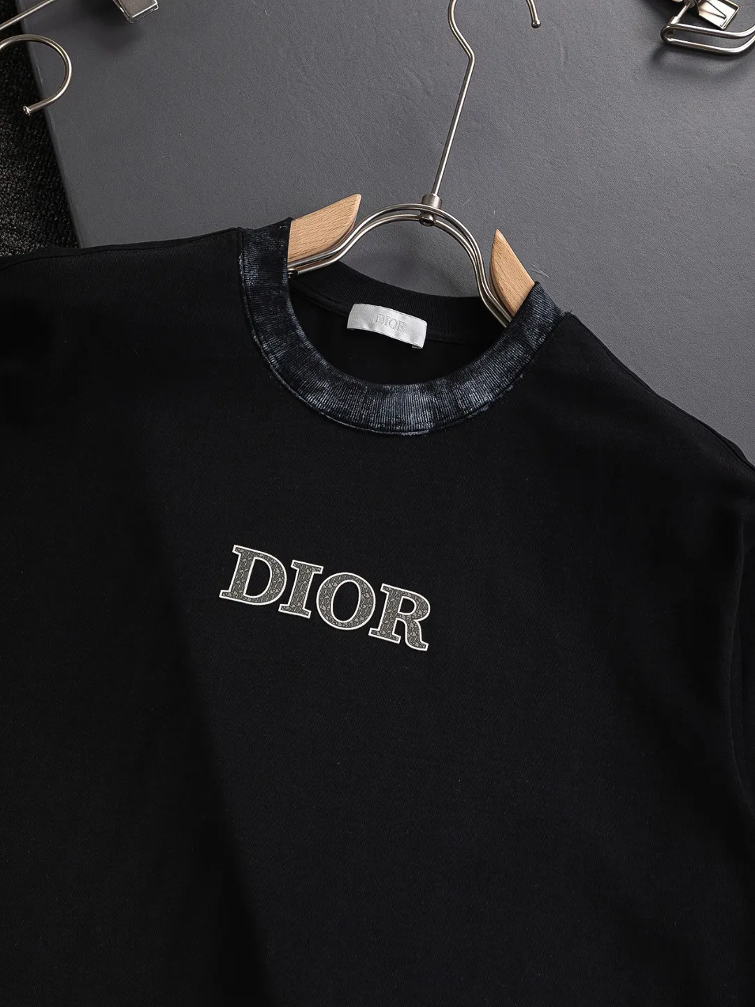 🅿️210 Dior Dior dior micro wide version CD micro wide version S-Xl 26ss will always be unbeatable, classic style, permanent boutique, timeless classic washed style at the counter, front and rear snake pattern CD letter logo🪡 embroidery, neckline, sleeve hem, washed heavy craftsmanship logo pattern, heavy craftsmanship, same style for men and women, short-sleeved T-shirt, cotton blended terry jersey fabric, original development This is from the 2025 beachwear limited series. The full-logo jacquard towel highlights the classic Obliave flower. It is matched with an S-shaped round neck and topstitching. It is unique. The whole body is decorated with obliqve jacquard. The ribbed round neck is matched with V-shaped topstitching. Customized accessories. The whole body is customized and developed according to the Y-panel... Complete with three standards, it can control various styles and pay tribute to Dior's historic year! Coupled with the blessing of full-flower cotton material, both the upper body comfort and the existence are unparalleled. It can be said to be a must-have companion in summer. The excellent breathability and comfortable wearing feeling are unparalleled~ Recommended! ! Same style for men and women! Color: Black White Size: S-XL Size chart: S: Shoulder width 55-Bust 56-Length 71.5 M: Shoulder width 56.5-Bust 58-Length 73 L: Shoulder width 58-Bust 60-Length 74.5 XL: Shoulder width 59.5-Bust 62-Length 76