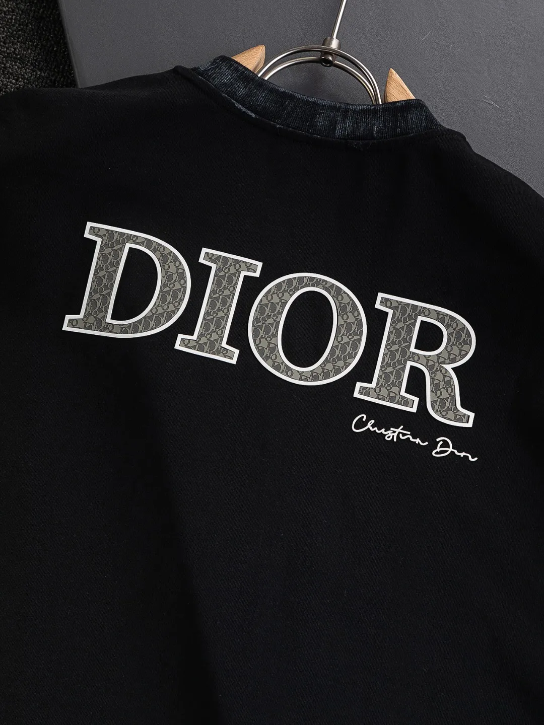 🅿️210 Dior Dior dior micro wide version CD micro wide version S-Xl 26ss will always be unbeatable, classic style, permanent boutique, timeless classic washed style at the counter, front and rear snake pattern CD letter logo🪡 embroidery, neckline, sleeve hem, washed heavy craftsmanship logo pattern, heavy craftsmanship, same style for men and women, short-sleeved T-shirt, cotton blended terry jersey fabric, original development This is from the 2025 beachwear limited series. The full-logo jacquard towel highlights the classic Obliave flower. It is matched with an S-shaped round neck and topstitching. It is unique. The whole body is decorated with obliqve jacquard. The ribbed round neck is matched with V-shaped topstitching. Customized accessories. The whole body is customized and developed according to the Y-panel... Complete with three standards, it can control various styles and pay tribute to Dior's historic year! Coupled with the blessing of full-flower cotton material, both the upper body comfort and the existence are unparalleled. It can be said to be a must-have companion in summer. The excellent breathability and comfortable wearing feeling are unparalleled~ Recommended! ! Same style for men and women! Color: Black White Size: S-XL Size chart: S: Shoulder width 55-Bust 56-Length 71.5 M: Shoulder width 56.5-Bust 58-Length 73 L: Shoulder width 58-Bust 60-Length 74.5 XL: Shoulder width 59.5-Bust 62-Length 76