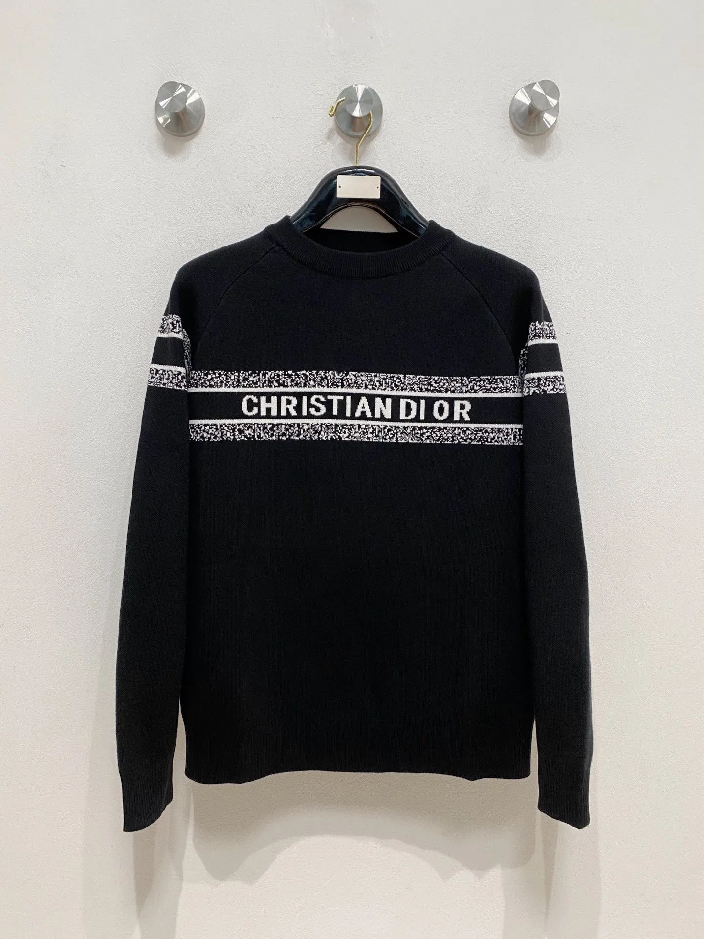 🅿️440 【DIOR】Autumn and winter classic lapel sweater, in full condition! ! ! Wool blended fabric, the latest model in 2025, golden ratio! ! Slim-fitting soft gold, versatile and practical item, the combination and practicality are extremely powerful, simple and elegant, and classy! To create your own style, it is highly recommended to buy it in two colors. The standard slim fit tailoring process is suitable for both young and old men. It is knitted from wool and will not cause any discomfort! While keeping warm, it is stylish, textured and wearable, and the classic logo with contrasting colors on the chest feels in place! ! Recommended for regular customers! ! Size M-3XL (maximum wear: 190 pounds)