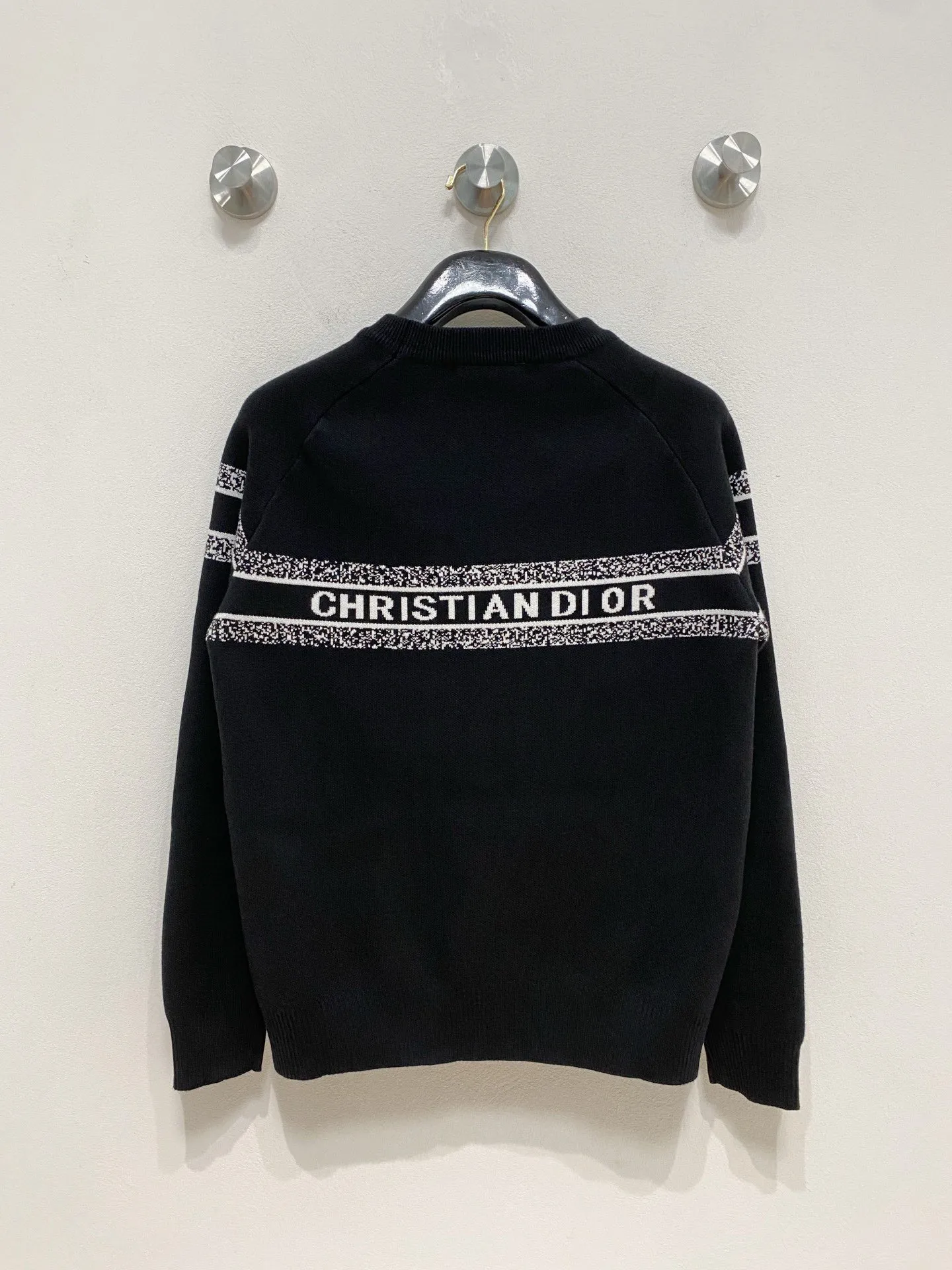 🅿️440 【DIOR】Autumn and winter classic lapel sweater, in full condition! ! ! Wool blended fabric, the latest model in 2025, golden ratio! ! Slim-fitting soft gold, versatile and practical item, the combination and practicality are extremely powerful, simple and elegant, and classy! To create your own style, it is highly recommended to buy it in two colors. The standard slim fit tailoring process is suitable for both young and old men. It is knitted from wool and will not cause any discomfort! While keeping warm, it is stylish, textured and wearable, and the classic logo with contrasting colors on the chest feels in place! ! Recommended for regular customers! ! Size M-3XL (maximum wear: 190 pounds)