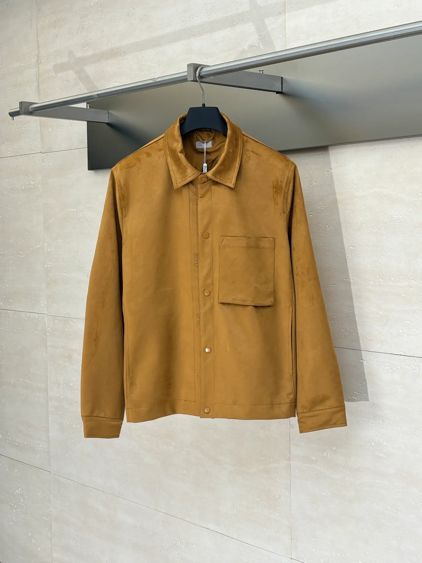 🅿️690 Dio*/Dior suede simple style leather jacket, with its elegant tones and exquisite suede material, provides a perfect choice for urban elites. The simple design language contains the calmness and restraint of business people, allowing you to appear comfortable in any occasion. Customized original snap buttons, full of details! The buttons are made of black matte metal, and the high-end feel is immediately apparent! The edges of the hardware are polished and smooth, and there is no defect at all!  Size: S/M/L/XL/XXL