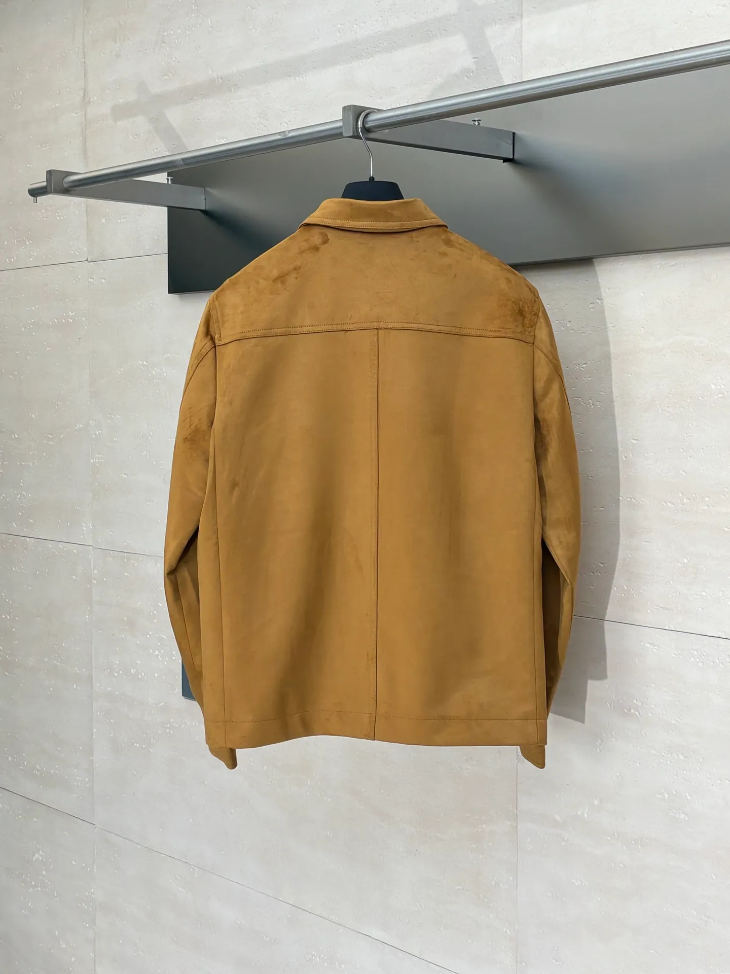 🅿️690 Dio*/Dior suede simple style leather jacket, with its elegant tones and exquisite suede material, provides a perfect choice for urban elites. The simple design language contains the calmness and restraint of business people, allowing you to appear comfortable in any occasion. Customized original snap buttons, full of details! The buttons are made of black matte metal, and the high-end feel is immediately apparent! The edges of the hardware are polished and smooth, and there is no defect at all!  Size: S/M/L/XL/XXL
