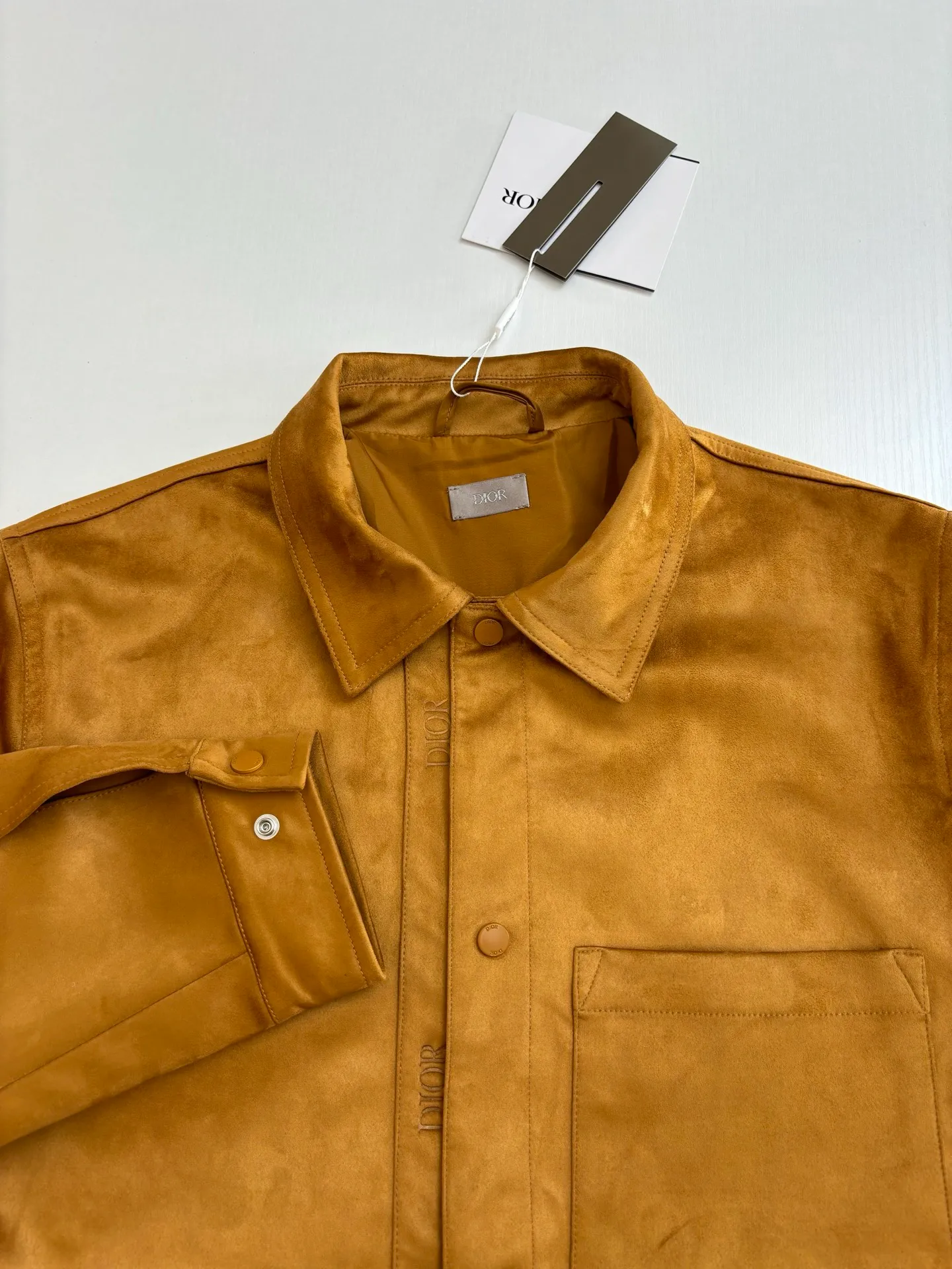 🅿️690 Dio*/Dior suede simple style leather jacket, with its elegant tones and exquisite suede material, provides a perfect choice for urban elites. The simple design language contains the calmness and restraint of business people, allowing you to appear comfortable in any occasion. Customized original snap buttons, full of details! The buttons are made of black matte metal, and the high-end feel is immediately apparent! The edges of the hardware are polished and smooth, and there is no defect at all!  Size: S/M/L/XL/XXL