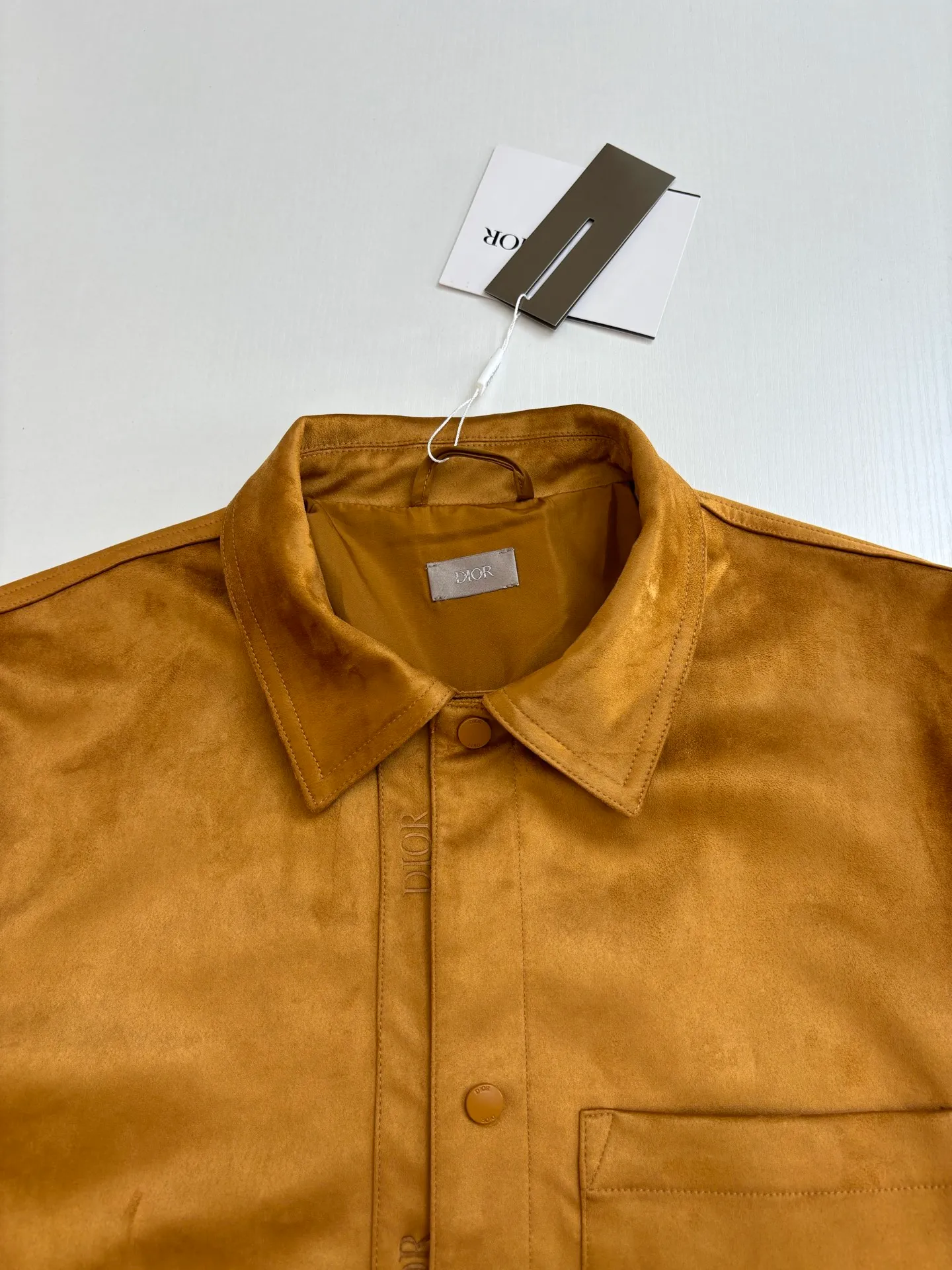🅿️690 Dio*/Dior suede simple style leather jacket, with its elegant tones and exquisite suede material, provides a perfect choice for urban elites. The simple design language contains the calmness and restraint of business people, allowing you to appear comfortable in any occasion. Customized original snap buttons, full of details! The buttons are made of black matte metal, and the high-end feel is immediately apparent! The edges of the hardware are polished and smooth, and there is no defect at all!  Size: S/M/L/XL/XXL