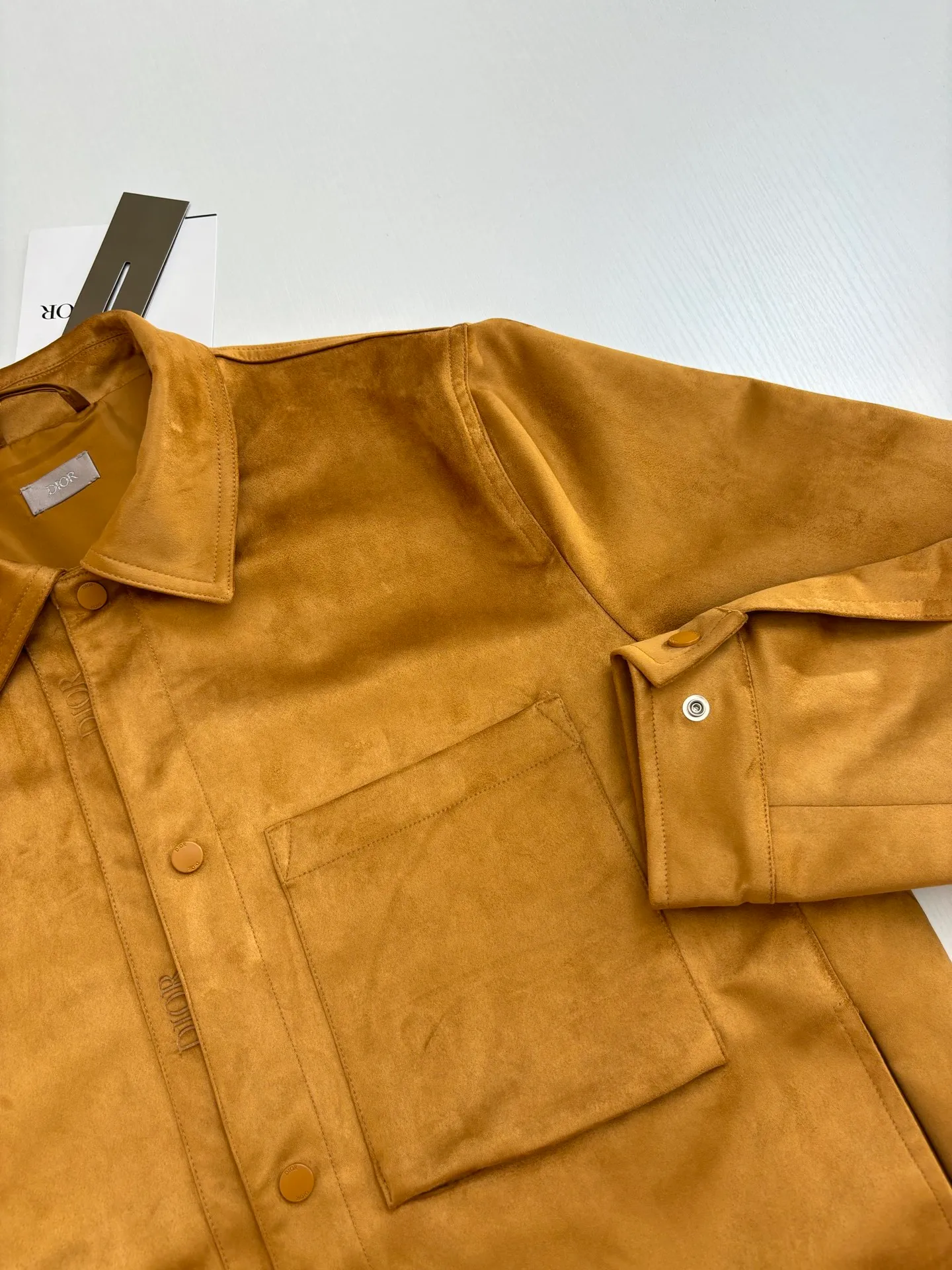 🅿️690 Dio*/Dior suede simple style leather jacket, with its elegant tones and exquisite suede material, provides a perfect choice for urban elites. The simple design language contains the calmness and restraint of business people, allowing you to appear comfortable in any occasion. Customized original snap buttons, full of details! The buttons are made of black matte metal, and the high-end feel is immediately apparent! The edges of the hardware are polished and smooth, and there is no defect at all!  Size: S/M/L/XL/XXL