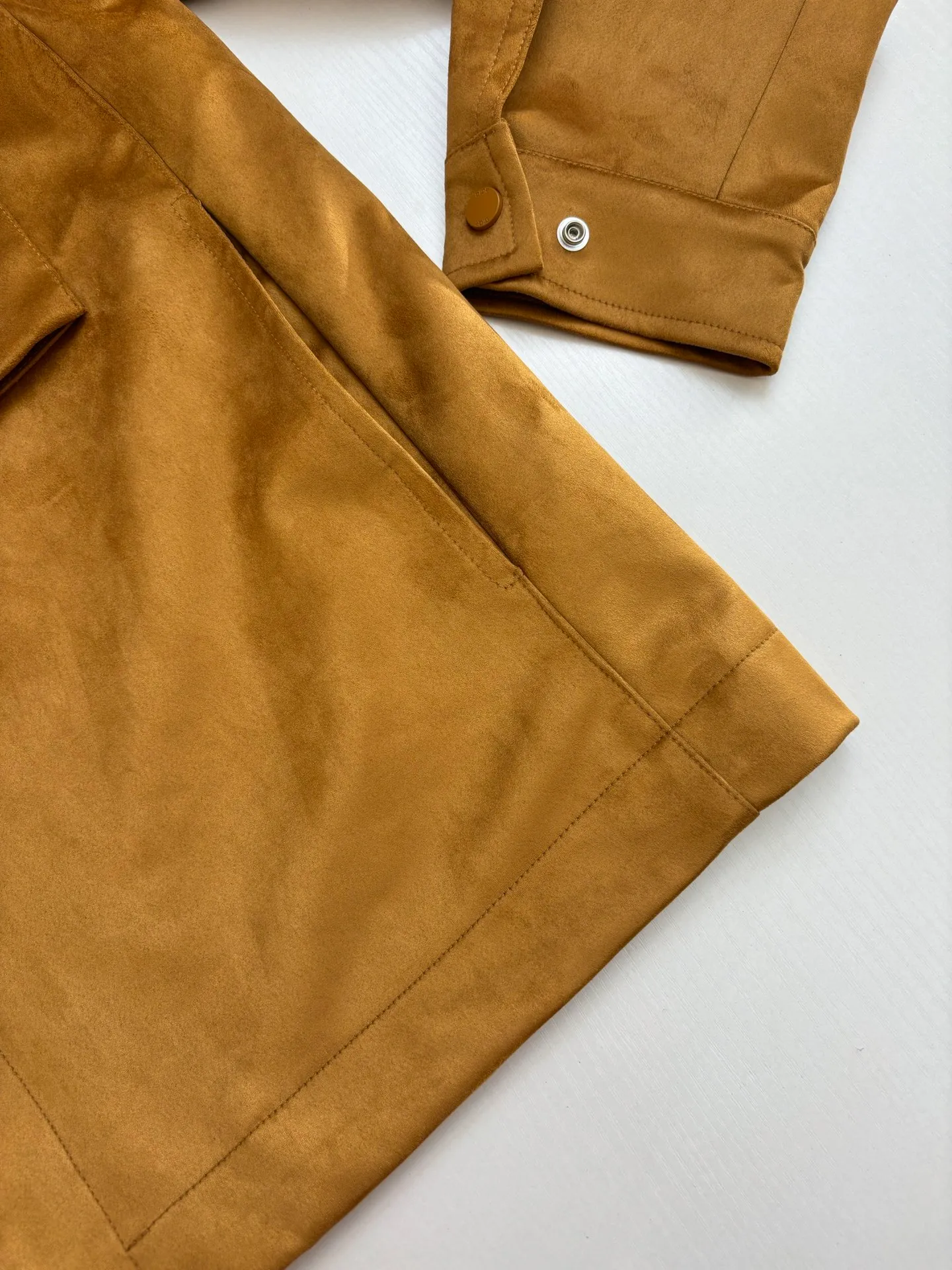 🅿️690 Dio*/Dior suede simple style leather jacket, with its elegant tones and exquisite suede material, provides a perfect choice for urban elites. The simple design language contains the calmness and restraint of business people, allowing you to appear comfortable in any occasion. Customized original snap buttons, full of details! The buttons are made of black matte metal, and the high-end feel is immediately apparent! The edges of the hardware are polished and smooth, and there is no defect at all!  Size: S/M/L/XL/XXL