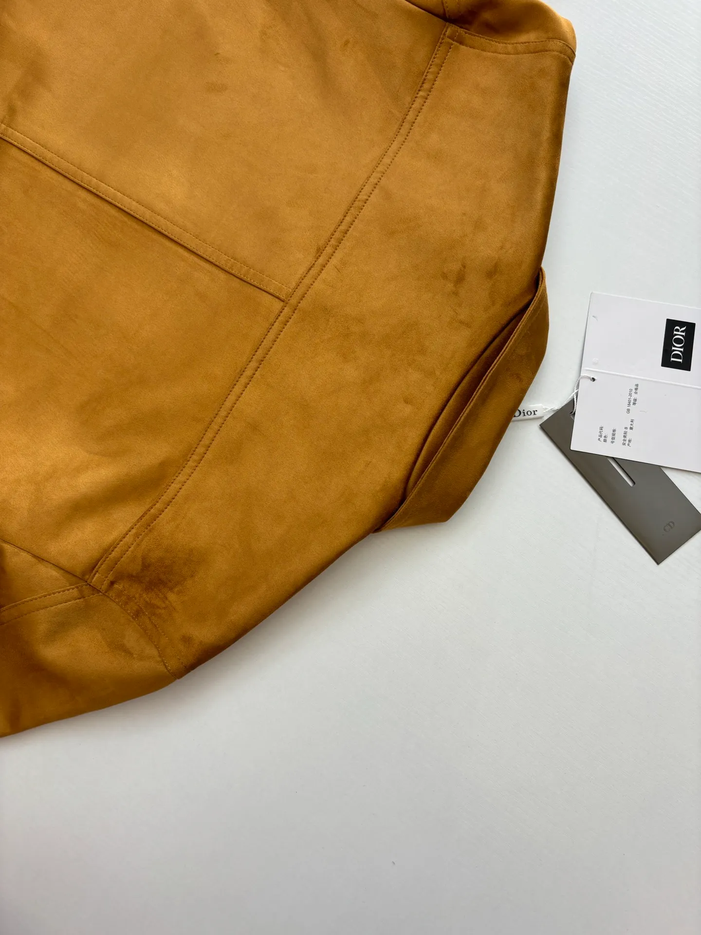 🅿️690 Dio*/Dior suede simple style leather jacket, with its elegant tones and exquisite suede material, provides a perfect choice for urban elites. The simple design language contains the calmness and restraint of business people, allowing you to appear comfortable in any occasion. Customized original snap buttons, full of details! The buttons are made of black matte metal, and the high-end feel is immediately apparent! The edges of the hardware are polished and smooth, and there is no defect at all!  Size: S/M/L/XL/XXL