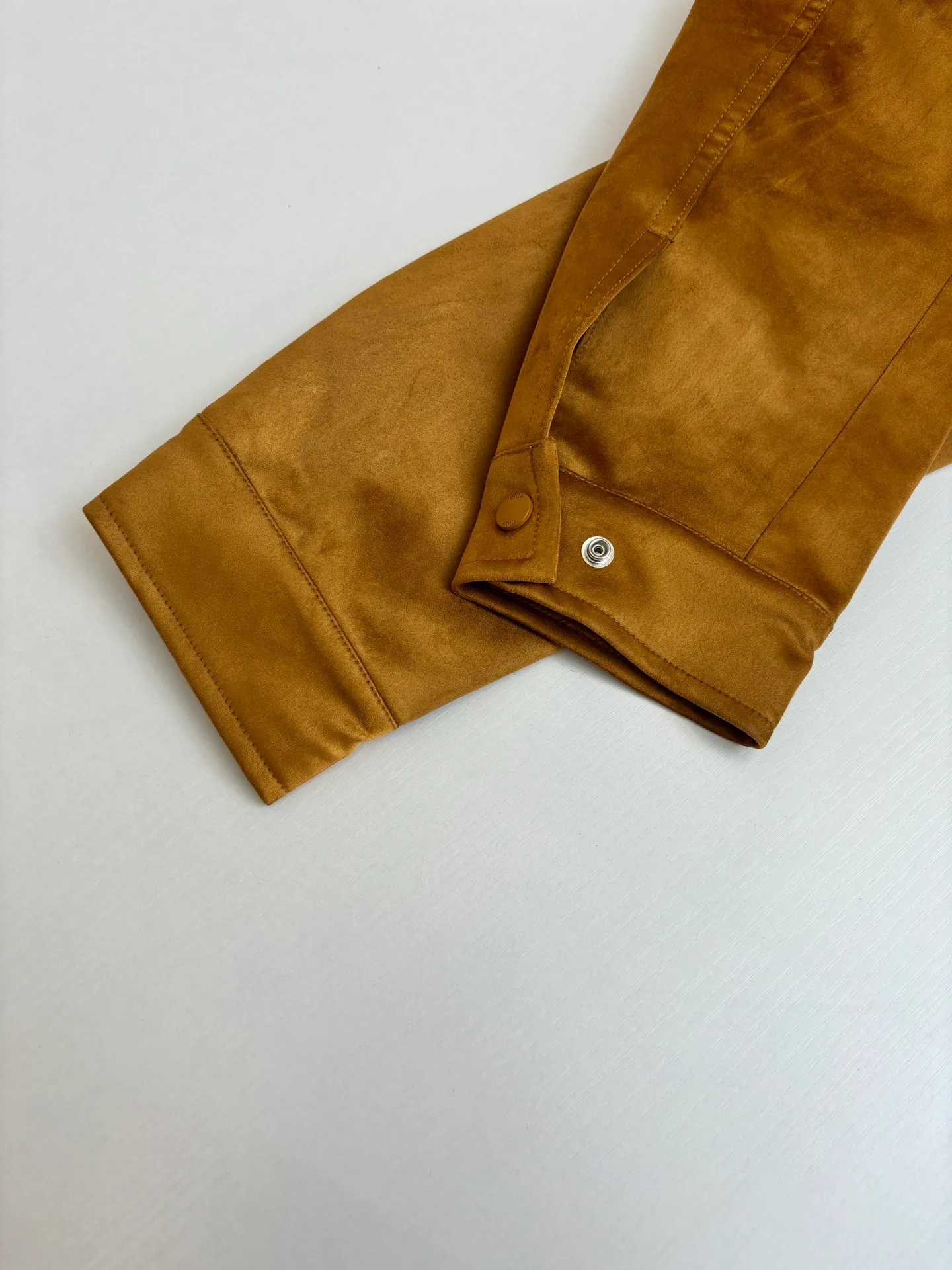 🅿️690 Dio*/Dior suede simple style leather jacket, with its elegant tones and exquisite suede material, provides a perfect choice for urban elites. The simple design language contains the calmness and restraint of business people, allowing you to appear comfortable in any occasion. Customized original snap buttons, full of details! The buttons are made of black matte metal, and the high-end feel is immediately apparent! The edges of the hardware are polished and smooth, and there is no defect at all!  Size: S/M/L/XL/XXL
