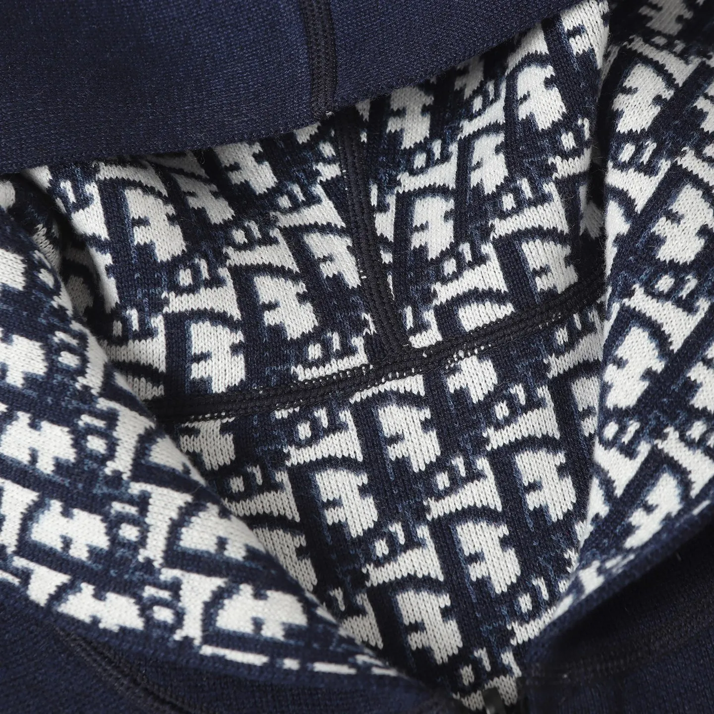 🅿️570 [Original quality] CD/Dior's new jacquard double-sided cashmere jacket with slogan letters (navy blue) The fabric is made of cotton and cashmere blended fabrics, and is made of high-quality wool and cashmere, which is soft and comfortable to the touch. The navy blue cotton blended knitted fabric is carefully crafted using imported machine jacquard technology. One side is decorated with a classic presbyopia logo jacquard pattern, while the other side has a simple design and can be worn on both sides. It features practical patch pockets and a ribbed hem and cuffs ensure a form-fitting fit. The double zipper with monogram highlights the brand's signature, and the raglan sleeves are cut in a smooth, natural style. The front is embellished with the Dior embroidered logo, and the inside is decorated with Oblique print throughout, with exquisite details. Pair with the matching sports trousers for an elegant and casual look. The whole piece integrates high-end craftsmanship into daily items, showing the brand's exquisite craftsmanship and classic aesthetics. Unisex Size:S/M/L