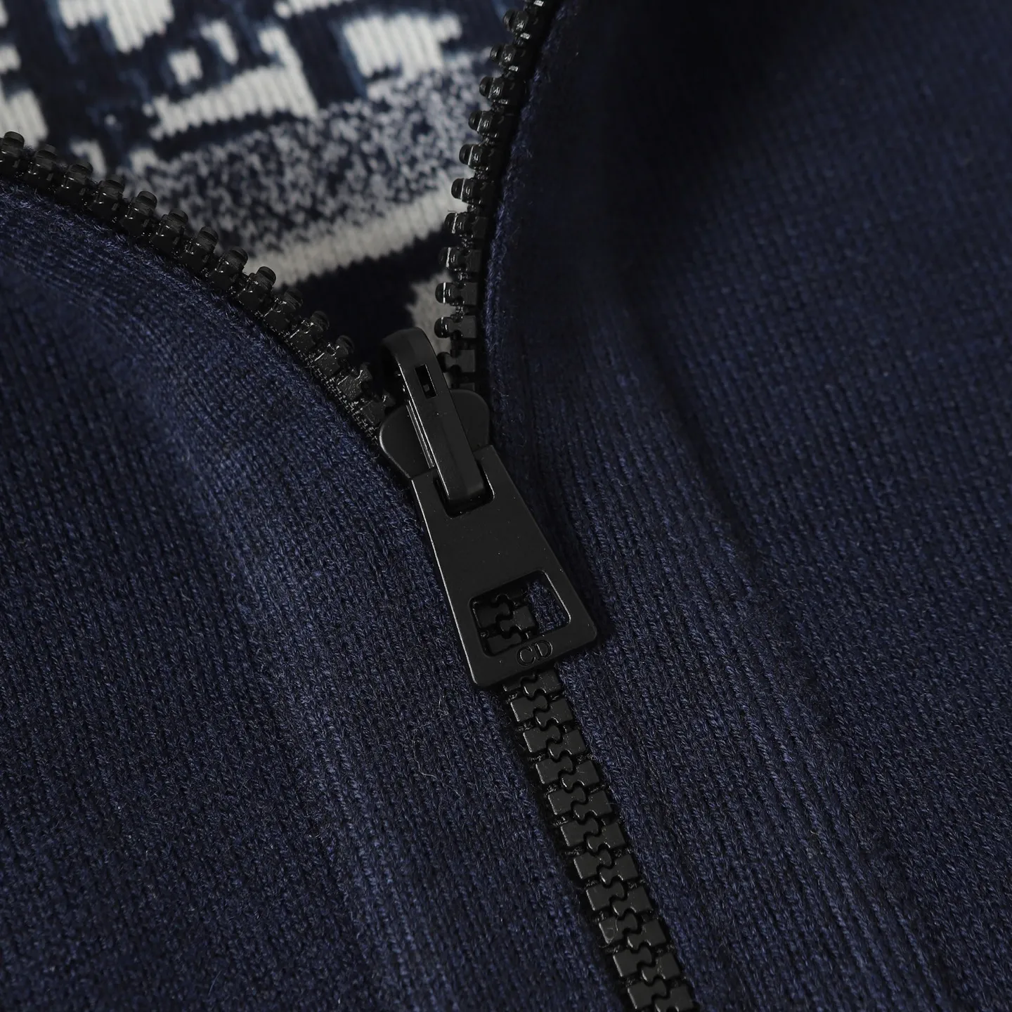 🅿️570 [Original quality] CD/Dior's new jacquard double-sided cashmere jacket with slogan letters (navy blue) The fabric is made of cotton and cashmere blended fabrics, and is made of high-quality wool and cashmere, which is soft and comfortable to the touch. The navy blue cotton blended knitted fabric is carefully crafted using imported machine jacquard technology. One side is decorated with a classic presbyopia logo jacquard pattern, while the other side has a simple design and can be worn on both sides. It features practical patch pockets and a ribbed hem and cuffs ensure a form-fitting fit. The double zipper with monogram highlights the brand's signature, and the raglan sleeves are cut in a smooth, natural style. The front is embellished with the Dior embroidered logo, and the inside is decorated with Oblique print throughout, with exquisite details. Pair with the matching sports trousers for an elegant and casual look. The whole piece integrates high-end craftsmanship into daily items, showing the brand's exquisite craftsmanship and classic aesthetics. Unisex Size:S/M/L