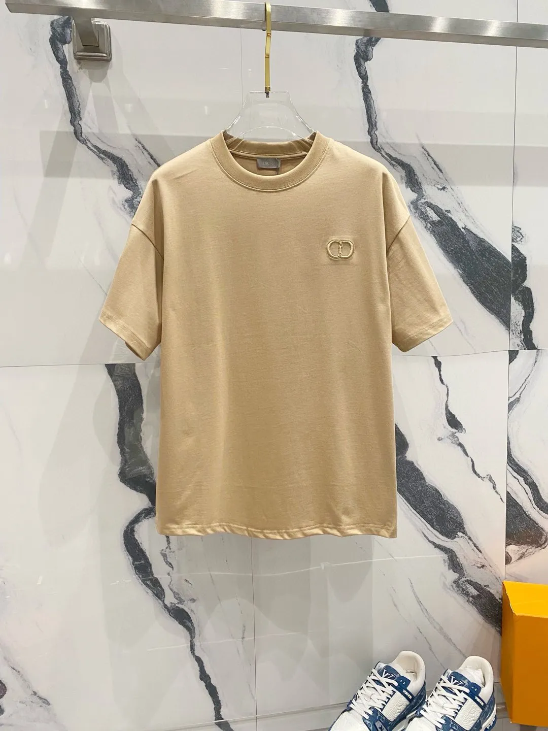 🅿️180 DIOR 260g round neck short-sleeved T-shirt, simple CD small label LOGO letters embroidered logo, official synchronization, high version, high quality, fashionable personality, versatile trend, pure original quality, original fabric, tag, collar label, washed wheat, three labels complete, color: black, white, rose red, orange, khaki. Size: XS-L