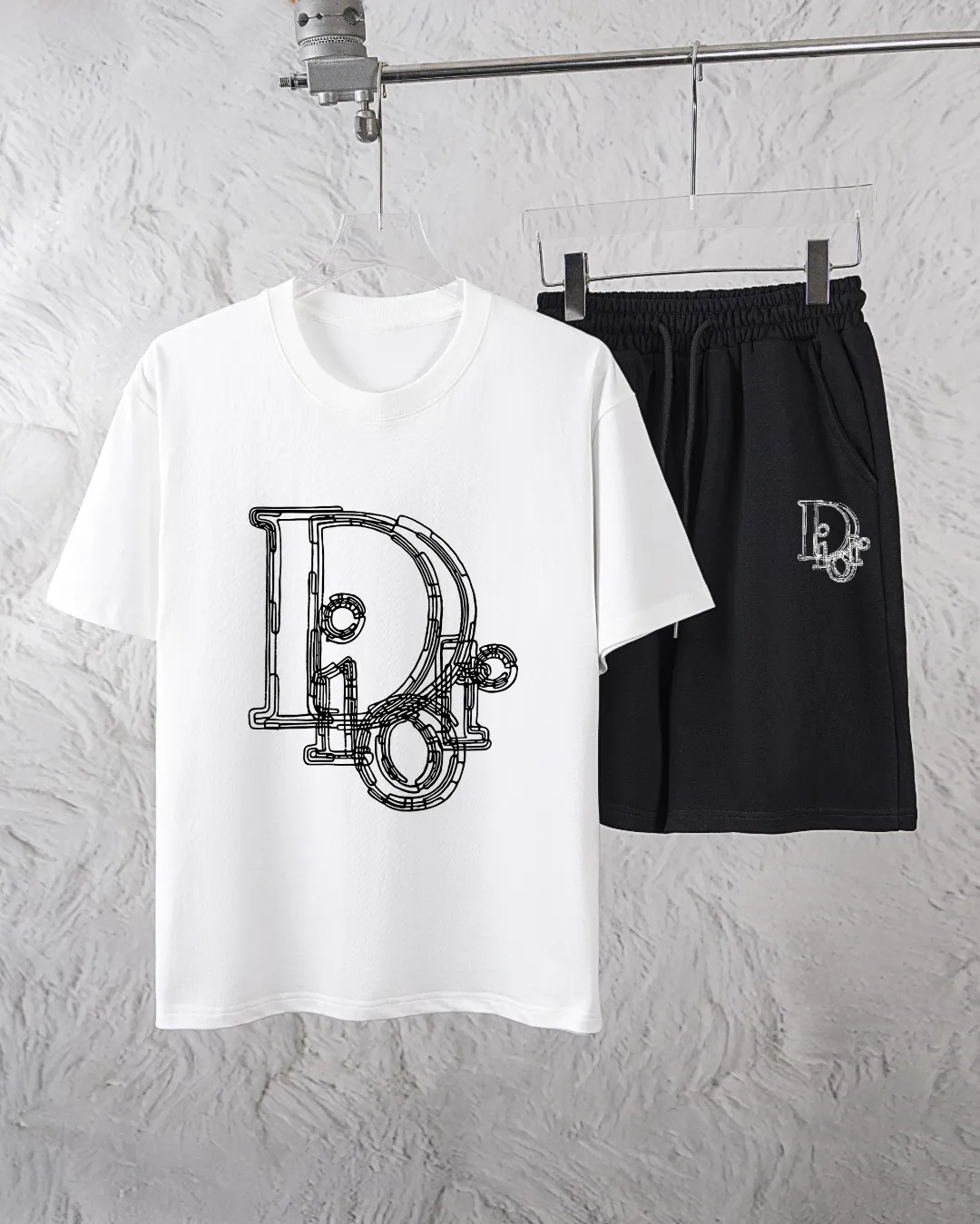 🅿️300 Dior Exclusively provides new trendy men’s fashionable round neck short-sleeved shorts suits, trendy and fashionable casual short-sleeved suits! It has high breathability and comfort, impeccable details, and brand element design concept, reflecting high quality. It presents a casual cut and the upper body shape is great! Material: 250g Xinjiang long-staple cotton short sleeves + 360g pure cotton terry shorts Size: S M L Due to manual measurement, there is a deviation of about 1-3CM in size.