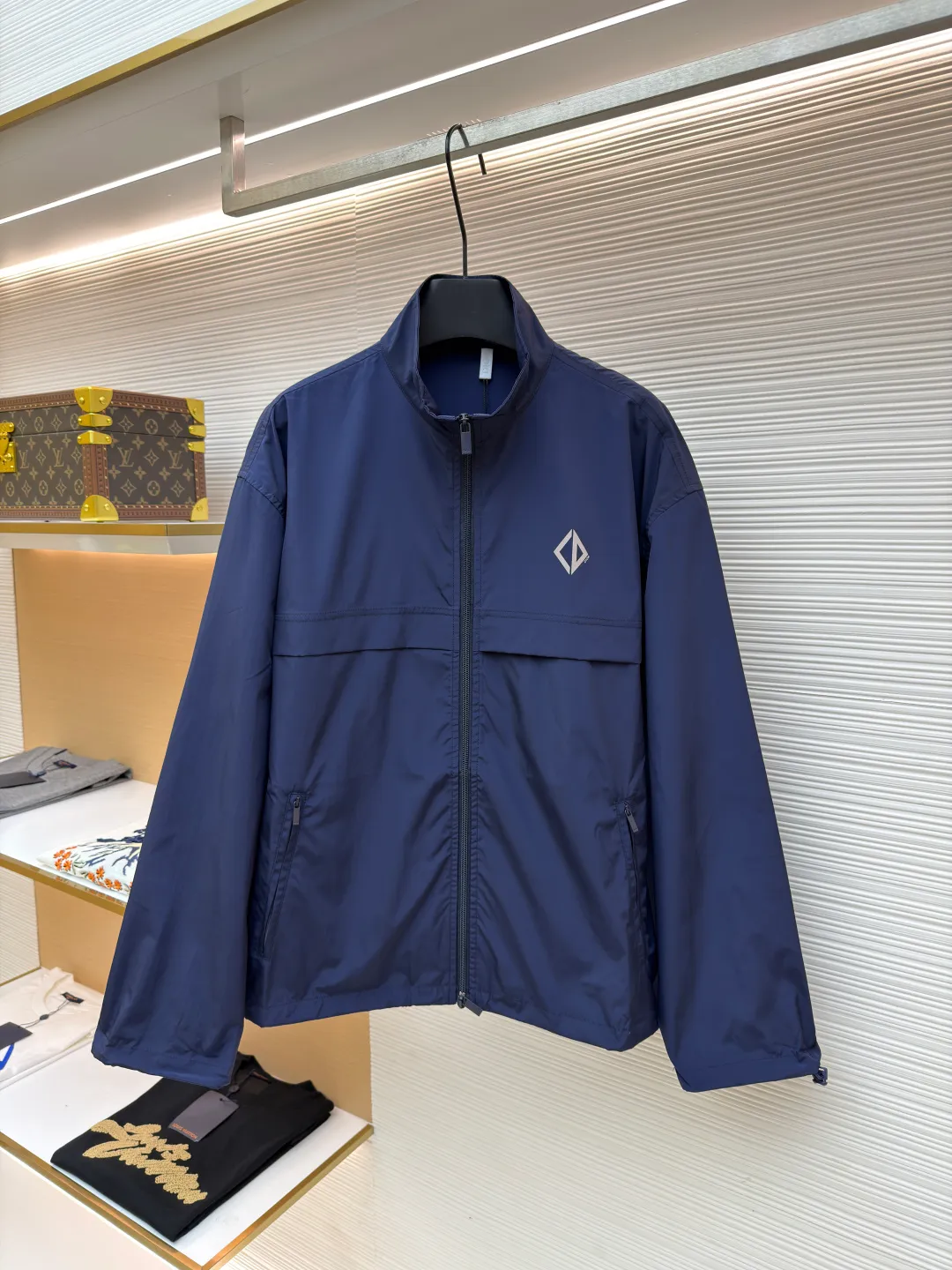 Dior Diamond logo zipper jacket ●Original version: Purchased and developed for 15500 ●Item number: 1681155-B20 ●Fabric: Intelligent functional technical silk fabric ●Technology: Fabric washing and production ●Color: Navy blue ●Version: Fitted version ●Weight: about 315 grams ●Size: 50-52-54-56 ●Description: Customized intelligent functional technical silk, light and tough, smooth drape, comfortable and skin-friendly With a touch of deep blue, it is calm and connotative, setting a versatile tone. The Dior Diamond logo on the front is presented in a simple and delicate form, which complements the eye-catching Dior logo on the back. When the light falls, it instantly blooms brightly. The stand-up collar design cleverly modifies the neck line, showing crispness and wine-freeness. It is dynamic and elegant. It interprets a new realm of sports aesthetics with a pioneering attitude. Infrared positioning heat transfer process. Infrared alignment CD Diamond position is more precise. Processed with heat transfer printing materials, strong and lasting, with a template machine to open the bag. The preset template guides the position, shape and size of the bag. The accuracy ensures the quality of the bag opening effect. The fabrics are washed and have a better hand feel. Not easy to deform, not easy to shrink, not easy to fade, and maintain long-term beauty. The overall wiring is straight and delicate, the fabric is comfortable and soft, and the color is consistent without color difference. It can be matched with the same style to create a fashionable look and control various occasions. Customized accessories, complete with three standards, same style for men and women!