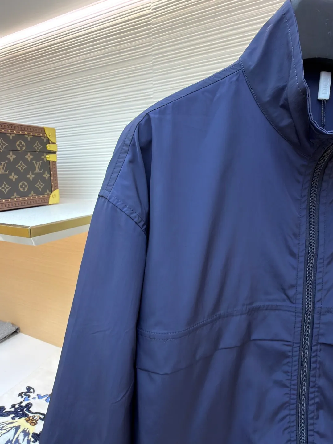 Dior Diamond logo zipper jacket ●Original version: Purchased and developed for 15500 ●Item number: 1681155-B20 ●Fabric: Intelligent functional technical silk fabric ●Technology: Fabric washing and production ●Color: Navy blue ●Version: Fitted version ●Weight: about 315 grams ●Size: 50-52-54-56 ●Description: Customized intelligent functional technical silk, light and tough, smooth drape, comfortable and skin-friendly With a touch of deep blue, it is calm and connotative, setting a versatile tone. The Dior Diamond logo on the front is presented in a simple and delicate form, which complements the eye-catching Dior logo on the back. When the light falls, it instantly blooms brightly. The stand-up collar design cleverly modifies the neck line, showing crispness and wine-freeness. It is dynamic and elegant. It interprets a new realm of sports aesthetics with a pioneering attitude. Infrared positioning heat transfer process. Infrared alignment CD Diamond position is more precise. Processed with heat transfer printing materials, strong and lasting, with a template machine to open the bag. The preset template guides the position, shape and size of the bag. The accuracy ensures the quality of the bag opening effect. The fabrics are washed and have a better hand feel. Not easy to deform, not easy to shrink, not easy to fade, and maintain long-term beauty. The overall wiring is straight and delicate, the fabric is comfortable and soft, and the color is consistent without color difference. It can be matched with the same style to create a fashionable look and control various occasions. Customized accessories, complete with three standards, same style for men and women!
