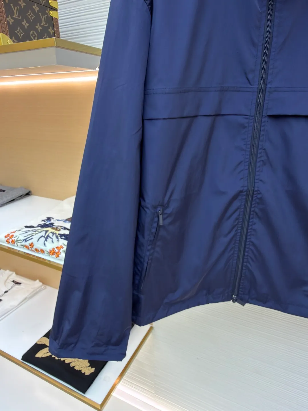 Dior Diamond logo zipper jacket ●Original version: Purchased and developed for 15500 ●Item number: 1681155-B20 ●Fabric: Intelligent functional technical silk fabric ●Technology: Fabric washing and production ●Color: Navy blue ●Version: Fitted version ●Weight: about 315 grams ●Size: 50-52-54-56 ●Description: Customized intelligent functional technical silk, light and tough, smooth drape, comfortable and skin-friendly With a touch of deep blue, it is calm and connotative, setting a versatile tone. The Dior Diamond logo on the front is presented in a simple and delicate form, which complements the eye-catching Dior logo on the back. When the light falls, it instantly blooms brightly. The stand-up collar design cleverly modifies the neck line, showing crispness and wine-freeness. It is dynamic and elegant. It interprets a new realm of sports aesthetics with a pioneering attitude. Infrared positioning heat transfer process. Infrared alignment CD Diamond position is more precise. Processed with heat transfer printing materials, strong and lasting, with a template machine to open the bag. The preset template guides the position, shape and size of the bag. The accuracy ensures the quality of the bag opening effect. The fabrics are washed and have a better hand feel. Not easy to deform, not easy to shrink, not easy to fade, and maintain long-term beauty. The overall wiring is straight and delicate, the fabric is comfortable and soft, and the color is consistent without color difference. It can be matched with the same style to create a fashionable look and control various occasions. Customized accessories, complete with three standards, same style for men and women!