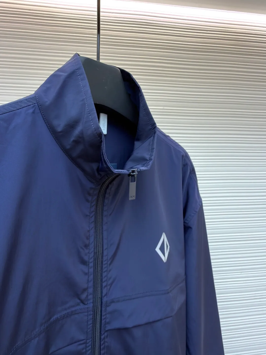 Dior Diamond logo zipper jacket ●Original version: Purchased and developed for 15500 ●Item number: 1681155-B20 ●Fabric: Intelligent functional technical silk fabric ●Technology: Fabric washing and production ●Color: Navy blue ●Version: Fitted version ●Weight: about 315 grams ●Size: 50-52-54-56 ●Description: Customized intelligent functional technical silk, light and tough, smooth drape, comfortable and skin-friendly With a touch of deep blue, it is calm and connotative, setting a versatile tone. The Dior Diamond logo on the front is presented in a simple and delicate form, which complements the eye-catching Dior logo on the back. When the light falls, it instantly blooms brightly. The stand-up collar design cleverly modifies the neck line, showing crispness and wine-freeness. It is dynamic and elegant. It interprets a new realm of sports aesthetics with a pioneering attitude. Infrared positioning heat transfer process. Infrared alignment CD Diamond position is more precise. Processed with heat transfer printing materials, strong and lasting, with a template machine to open the bag. The preset template guides the position, shape and size of the bag. The accuracy ensures the quality of the bag opening effect. The fabrics are washed and have a better hand feel. Not easy to deform, not easy to shrink, not easy to fade, and maintain long-term beauty. The overall wiring is straight and delicate, the fabric is comfortable and soft, and the color is consistent without color difference. It can be matched with the same style to create a fashionable look and control various occasions. Customized accessories, complete with three standards, same style for men and women!