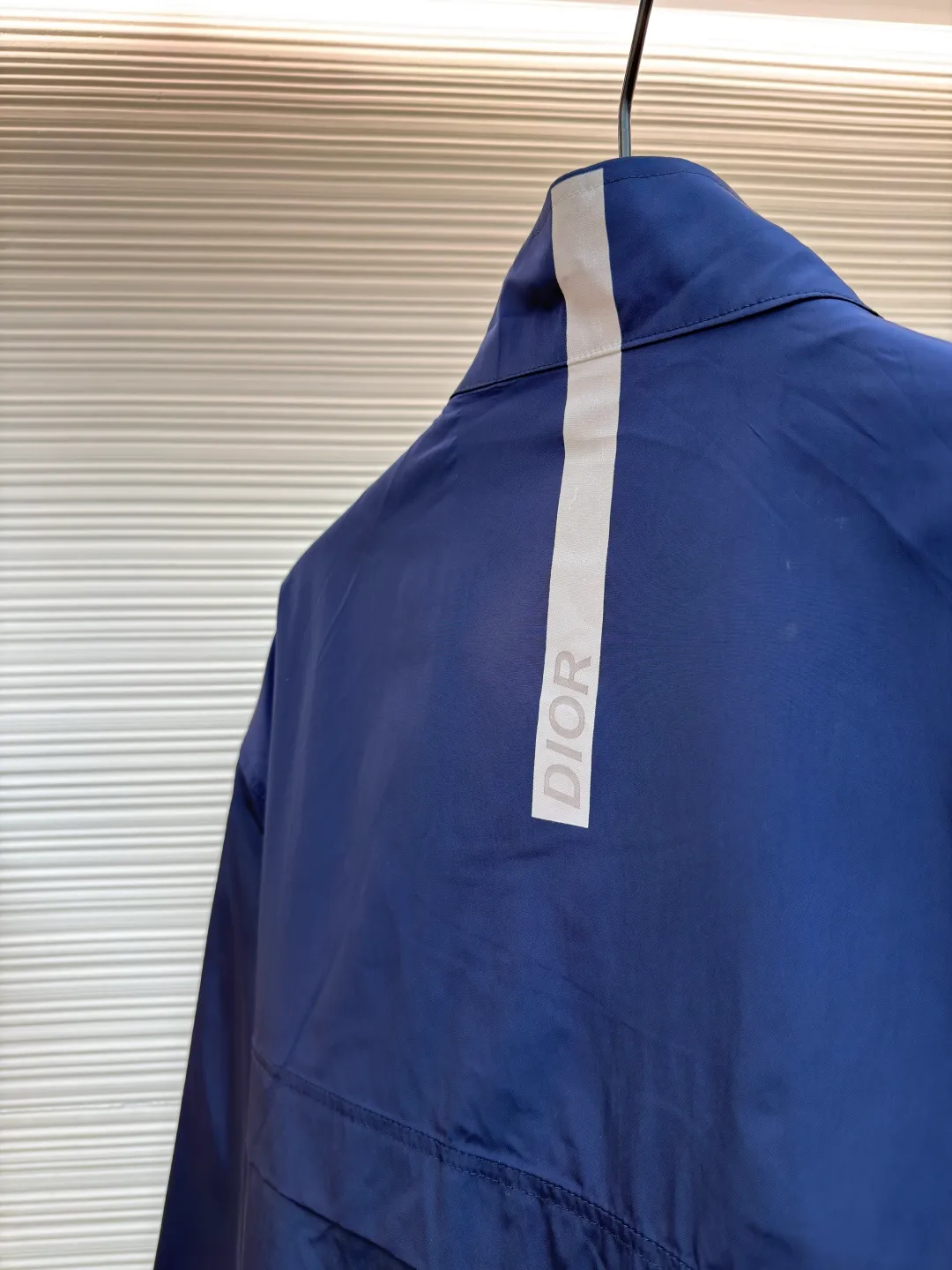 Dior Diamond logo zipper jacket ●Original version: Purchased and developed for 15500 ●Item number: 1681155-B20 ●Fabric: Intelligent functional technical silk fabric ●Technology: Fabric washing and production ●Color: Navy blue ●Version: Fitted version ●Weight: about 315 grams ●Size: 50-52-54-56 ●Description: Customized intelligent functional technical silk, light and tough, smooth drape, comfortable and skin-friendly With a touch of deep blue, it is calm and connotative, setting a versatile tone. The Dior Diamond logo on the front is presented in a simple and delicate form, which complements the eye-catching Dior logo on the back. When the light falls, it instantly blooms brightly. The stand-up collar design cleverly modifies the neck line, showing crispness and wine-freeness. It is dynamic and elegant. It interprets a new realm of sports aesthetics with a pioneering attitude. Infrared positioning heat transfer process. Infrared alignment CD Diamond position is more precise. Processed with heat transfer printing materials, strong and lasting, with a template machine to open the bag. The preset template guides the position, shape and size of the bag. The accuracy ensures the quality of the bag opening effect. The fabrics are washed and have a better hand feel. Not easy to deform, not easy to shrink, not easy to fade, and maintain long-term beauty. The overall wiring is straight and delicate, the fabric is comfortable and soft, and the color is consistent without color difference. It can be matched with the same style to create a fashionable look and control various occasions. Customized accessories, complete with three standards, same style for men and women!