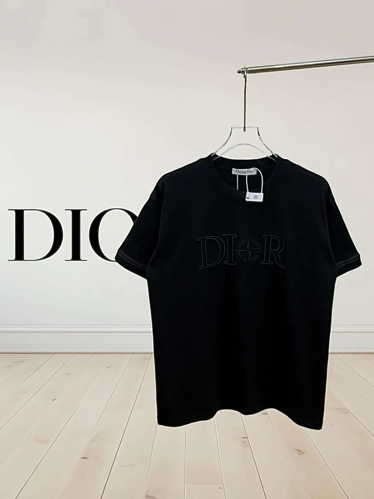 🅿️190 [Higher version] dior x stone island Dior x stone island joint embroidered short sleeves. The fabric is 32 counts, 280g, full of texture and soft to the touch. The process adopts imported machine embroidery technology. Advanced computer control system and precision mechanical components are used to realize the Dior Stone Island embroidery operation. High precision. The lines are smooth and delicate. The valley wave weaving process adjusts the knitting method of the front and rear continuous needle beds to create a horizontal convex effect on the surface of the knitted fabric. The fabric is washed and has a better hand feel. It is not easy to deform, shrink or fade. Maintain long-lasting beauty, complete with three standard styles for men and women. Color: black/white Size: S to xL
