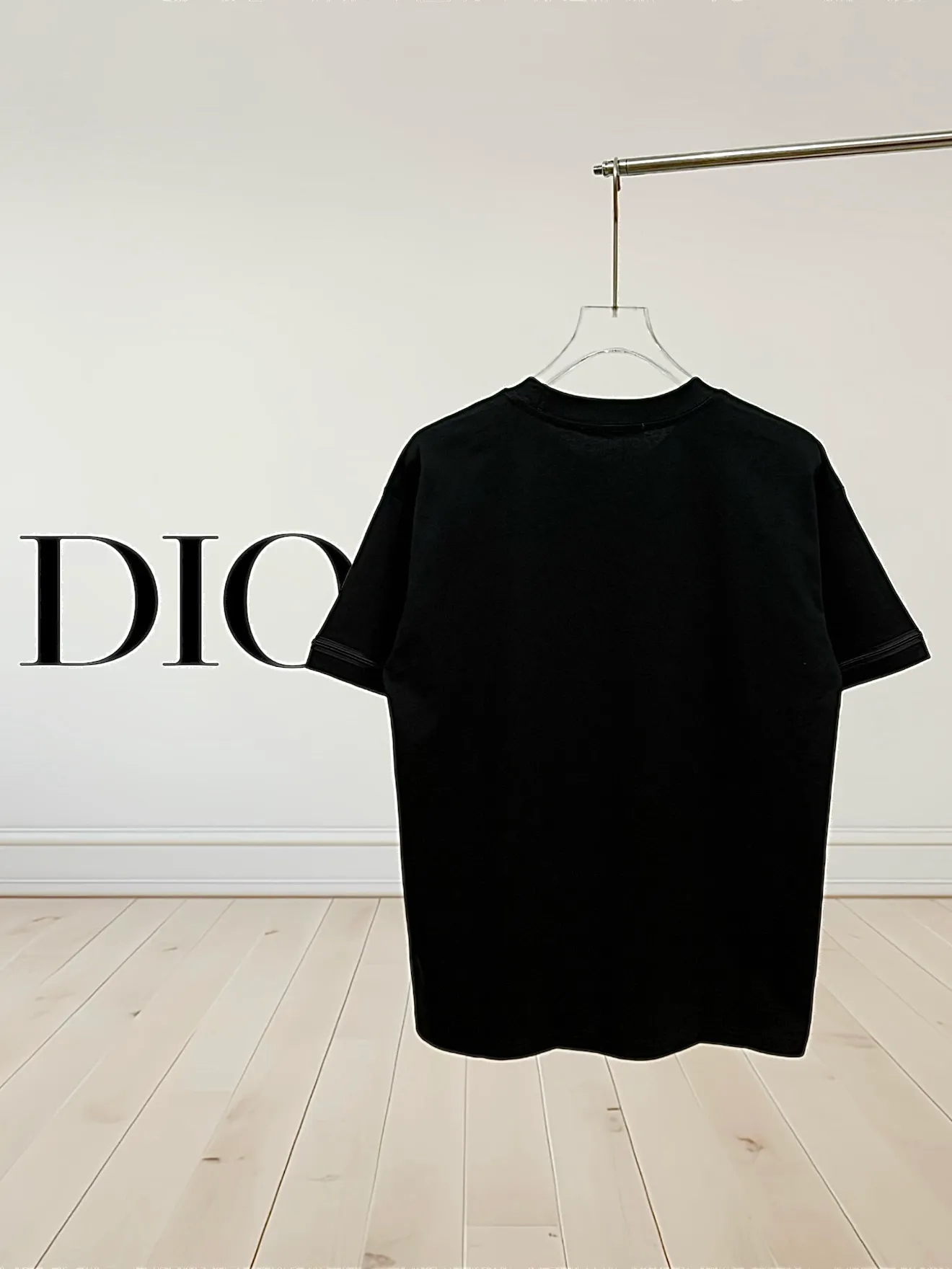 🅿️190 [Higher version] dior x stone island Dior x stone island joint embroidered short sleeves. The fabric is 32 counts, 280g, full of texture and soft to the touch. The process adopts imported machine embroidery technology. Advanced computer control system and precision mechanical components are used to realize the Dior Stone Island embroidery operation. High precision. The lines are smooth and delicate. The valley wave weaving process adjusts the knitting method of the front and rear continuous needle beds to create a horizontal convex effect on the surface of the knitted fabric. The fabric is washed and has a better hand feel. It is not easy to deform, shrink or fade. Maintain long-lasting beauty, complete with three standard styles for men and women. Color: black/white Size: S to xL