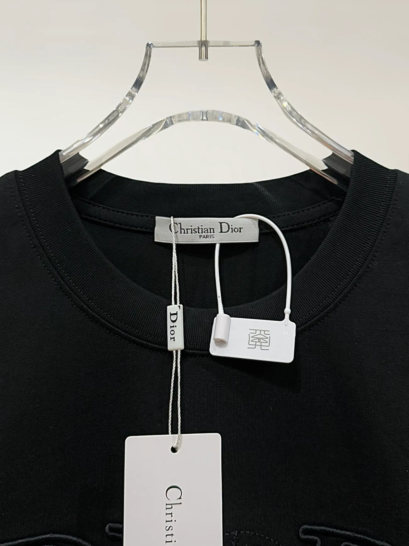 🅿️190 [Higher version] dior x stone island Dior x stone island joint embroidered short sleeves. The fabric is 32 counts, 280g, full of texture and soft to the touch. The process adopts imported machine embroidery technology. Advanced computer control system and precision mechanical components are used to realize the Dior Stone Island embroidery operation. High precision. The lines are smooth and delicate. The valley wave weaving process adjusts the knitting method of the front and rear continuous needle beds to create a horizontal convex effect on the surface of the knitted fabric. The fabric is washed and has a better hand feel. It is not easy to deform, shrink or fade. Maintain long-lasting beauty, complete with three standard styles for men and women. Color: black/white Size: S to xL