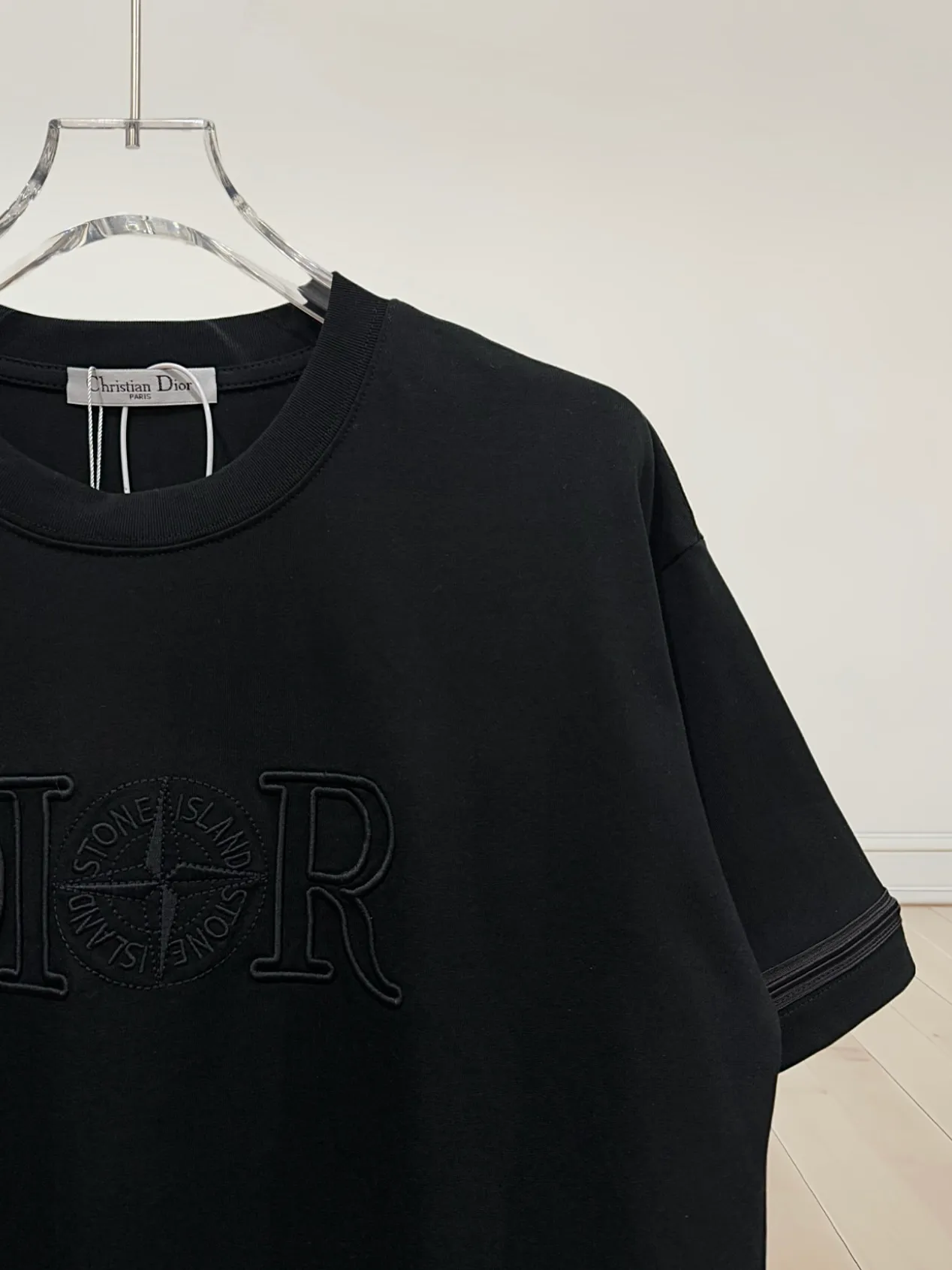 🅿️190 [Higher version] dior x stone island Dior x stone island joint embroidered short sleeves. The fabric is 32 counts, 280g, full of texture and soft to the touch. The process adopts imported machine embroidery technology. Advanced computer control system and precision mechanical components are used to realize the Dior Stone Island embroidery operation. High precision. The lines are smooth and delicate. The valley wave weaving process adjusts the knitting method of the front and rear continuous needle beds to create a horizontal convex effect on the surface of the knitted fabric. The fabric is washed and has a better hand feel. It is not easy to deform, shrink or fade. Maintain long-lasting beauty, complete with three standard styles for men and women. Color: black/white Size: S to xL