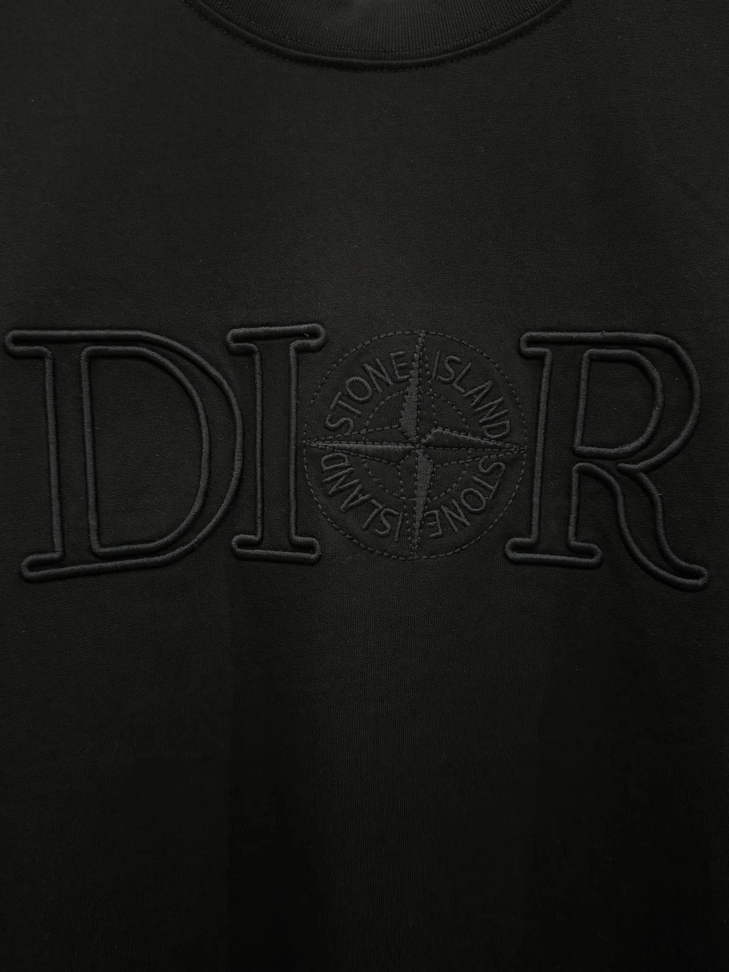 🅿️190 [Higher version] dior x stone island Dior x stone island joint embroidered short sleeves. The fabric is 32 counts, 280g, full of texture and soft to the touch. The process adopts imported machine embroidery technology. Advanced computer control system and precision mechanical components are used to realize the Dior Stone Island embroidery operation. High precision. The lines are smooth and delicate. The valley wave weaving process adjusts the knitting method of the front and rear continuous needle beds to create a horizontal convex effect on the surface of the knitted fabric. The fabric is washed and has a better hand feel. It is not easy to deform, shrink or fade. Maintain long-lasting beauty, complete with three standard styles for men and women. Color: black/white Size: S to xL