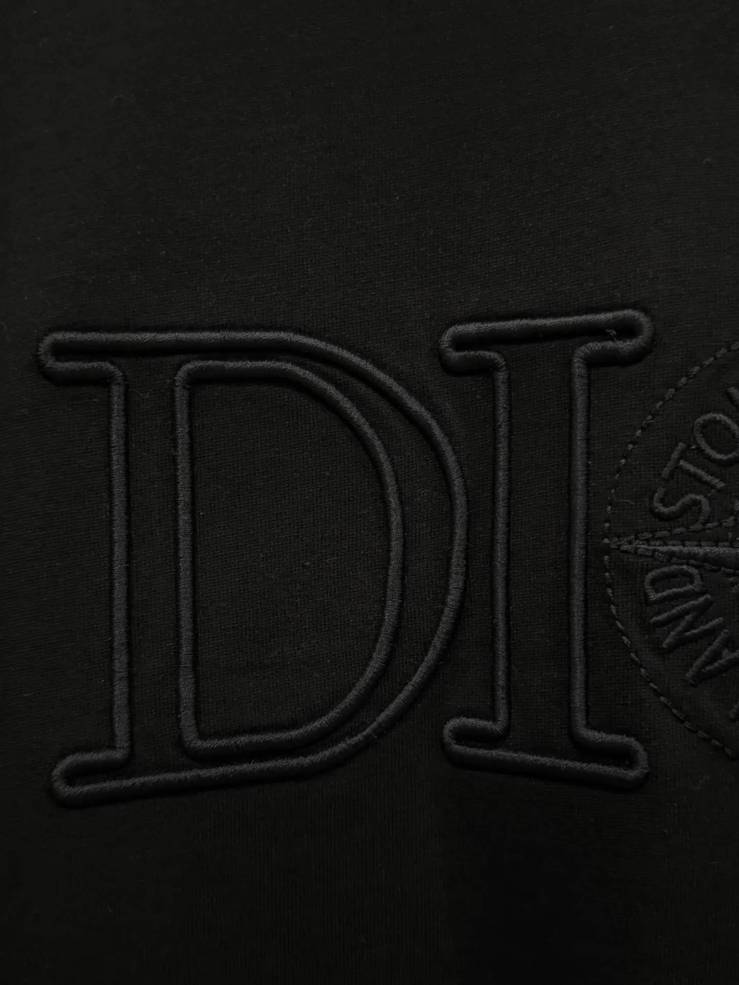 🅿️190 [Higher version] dior x stone island Dior x stone island joint embroidered short sleeves. The fabric is 32 counts, 280g, full of texture and soft to the touch. The process adopts imported machine embroidery technology. Advanced computer control system and precision mechanical components are used to realize the Dior Stone Island embroidery operation. High precision. The lines are smooth and delicate. The valley wave weaving process adjusts the knitting method of the front and rear continuous needle beds to create a horizontal convex effect on the surface of the knitted fabric. The fabric is washed and has a better hand feel. It is not easy to deform, shrink or fade. Maintain long-lasting beauty, complete with three standard styles for men and women. Color: black/white Size: S to xL