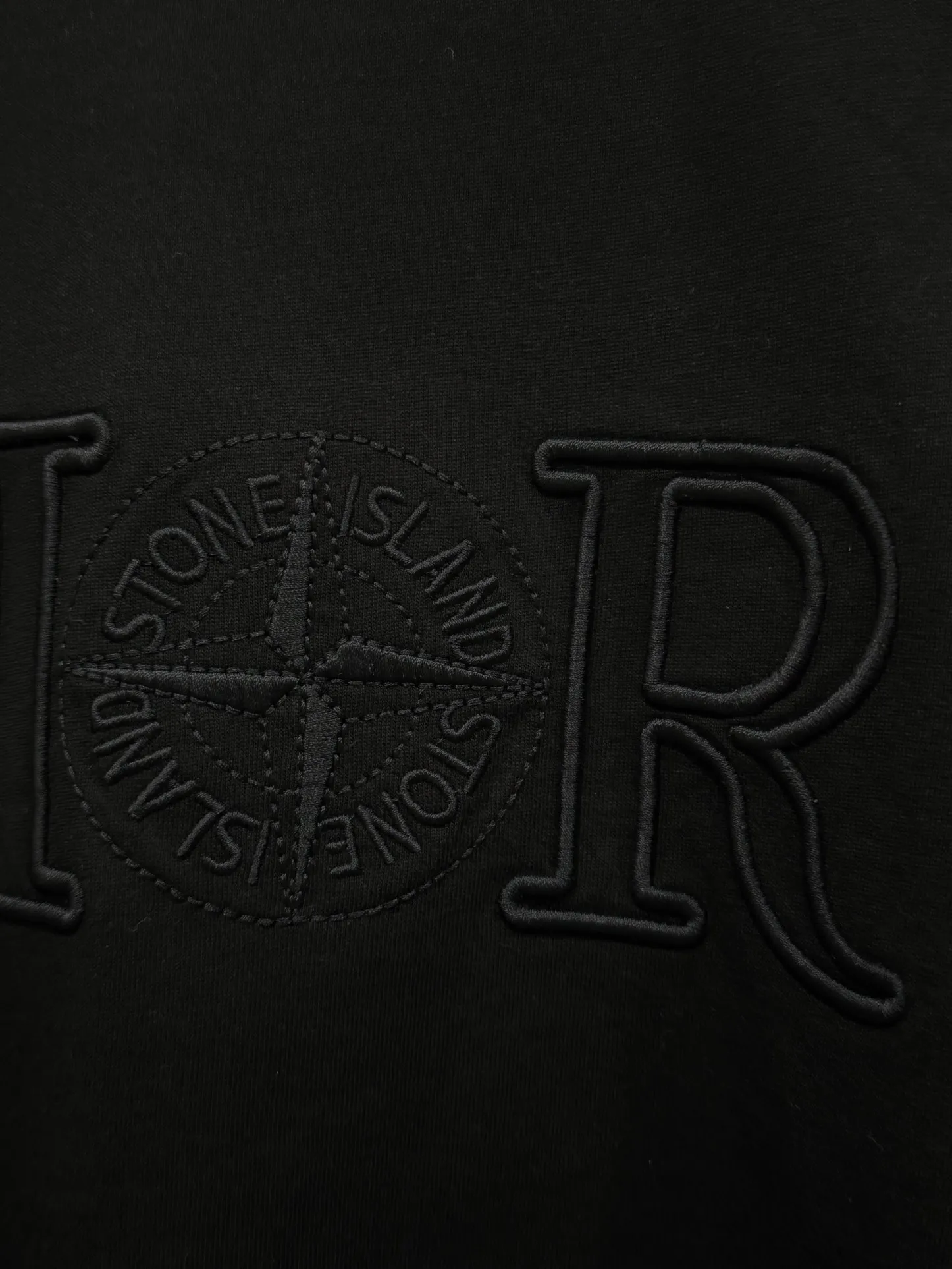 🅿️190 [Higher version] dior x stone island Dior x stone island joint embroidered short sleeves. The fabric is 32 counts, 280g, full of texture and soft to the touch. The process adopts imported machine embroidery technology. Advanced computer control system and precision mechanical components are used to realize the Dior Stone Island embroidery operation. High precision. The lines are smooth and delicate. The valley wave weaving process adjusts the knitting method of the front and rear continuous needle beds to create a horizontal convex effect on the surface of the knitted fabric. The fabric is washed and has a better hand feel. It is not easy to deform, shrink or fade. Maintain long-lasting beauty, complete with three standard styles for men and women. Color: black/white Size: S to xL