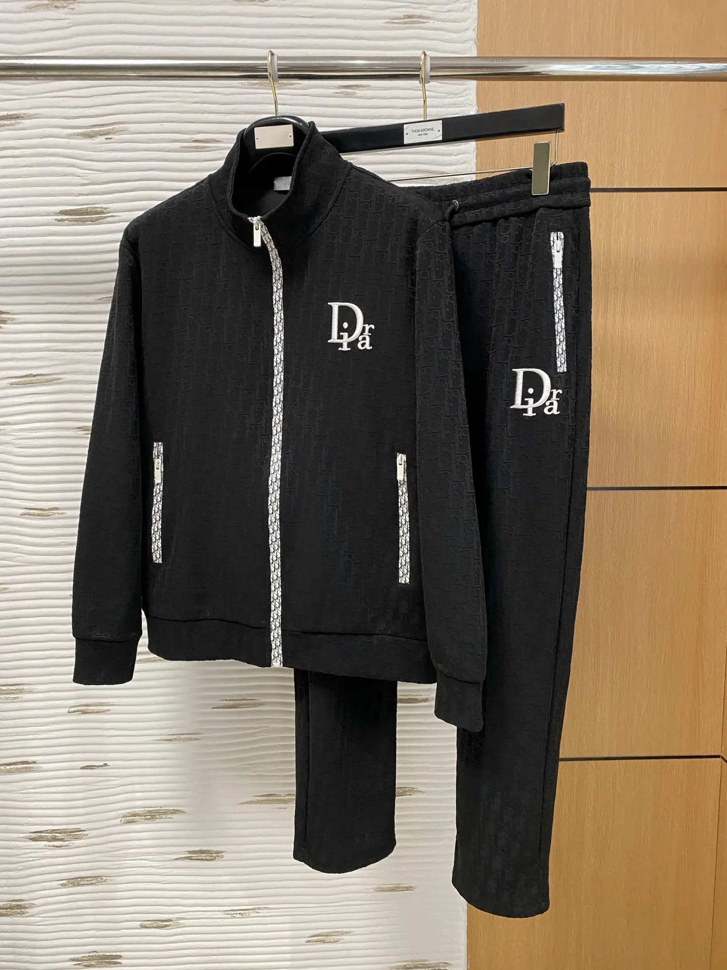 🅿️700 Dior hot-selling suit is coming. Focus on the original version of the official website. 2025 new hot-selling cardigan sweater suit. The original order is the best. 🇭🇰The meticulous work of top designers. It has a fitting and perfect upper body effect. All-natural high-quality Tencel Roman cotton 100%, close-fitting comfort, noble and elegant! Original hardware embodies elegance and nobility! Counter size: M-3XL (maximum wear to 190)