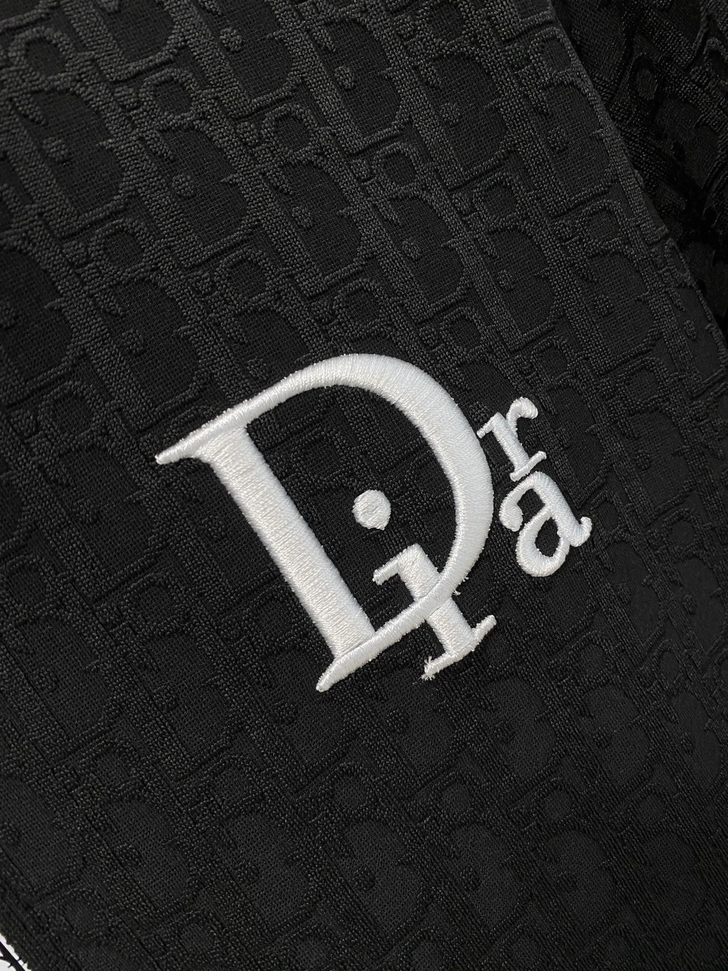 🅿️700 Dior hot-selling suit is coming. Focus on the original version of the official website. 2025 new hot-selling cardigan sweater suit. The original order is the best. 🇭🇰The meticulous work of top designers. It has a fitting and perfect upper body effect. All-natural high-quality Tencel Roman cotton 100%, close-fitting comfort, noble and elegant! Original hardware embodies elegance and nobility! Counter size: M-3XL (maximum wear to 190)