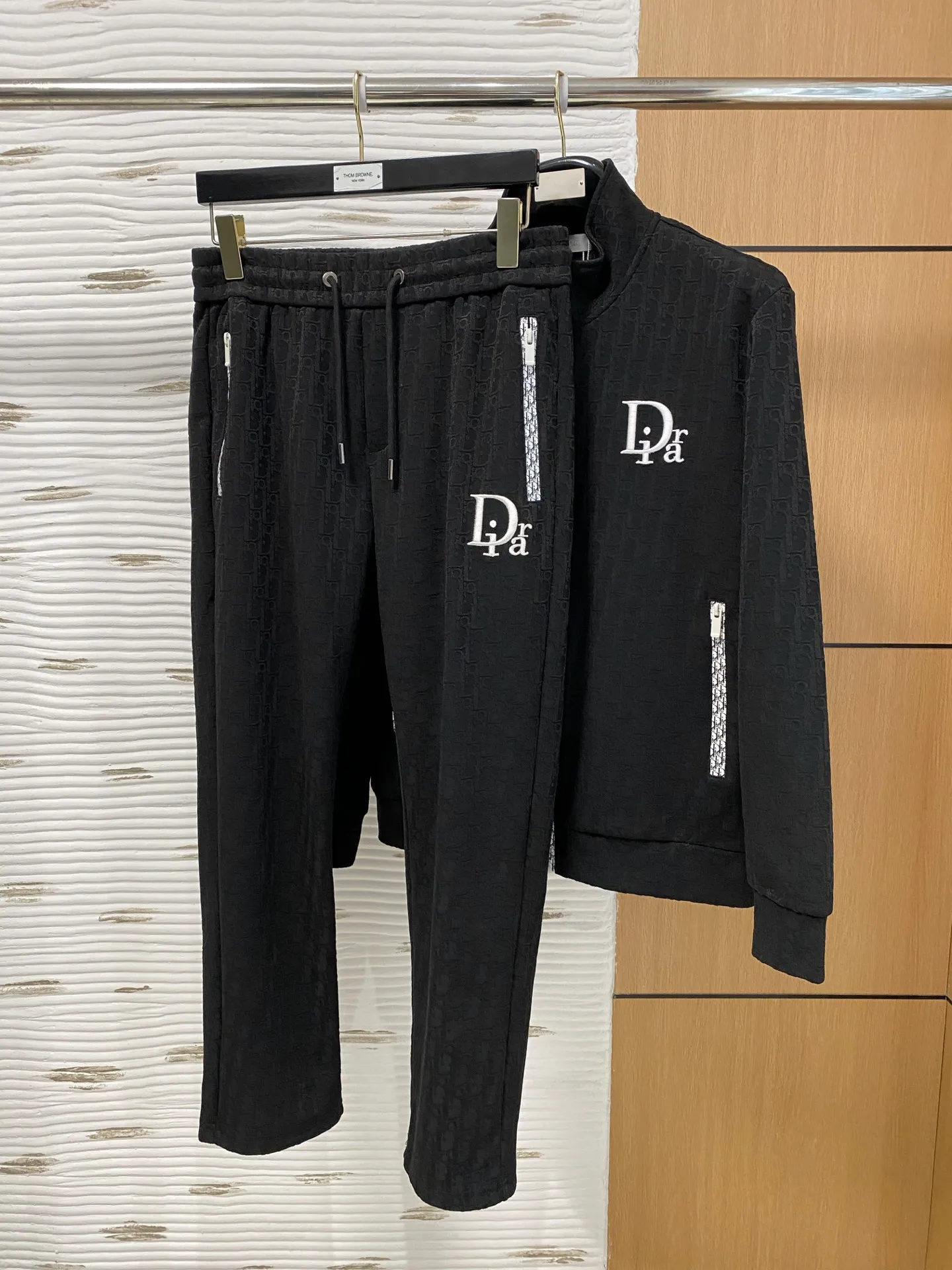 🅿️700 Dior hot-selling suit is coming. Focus on the original version of the official website. 2025 new hot-selling cardigan sweater suit. The original order is the best. 🇭🇰The meticulous work of top designers. It has a fitting and perfect upper body effect. All-natural high-quality Tencel Roman cotton 100%, close-fitting comfort, noble and elegant! Original hardware embodies elegance and nobility! Counter size: M-3XL (maximum wear to 190)