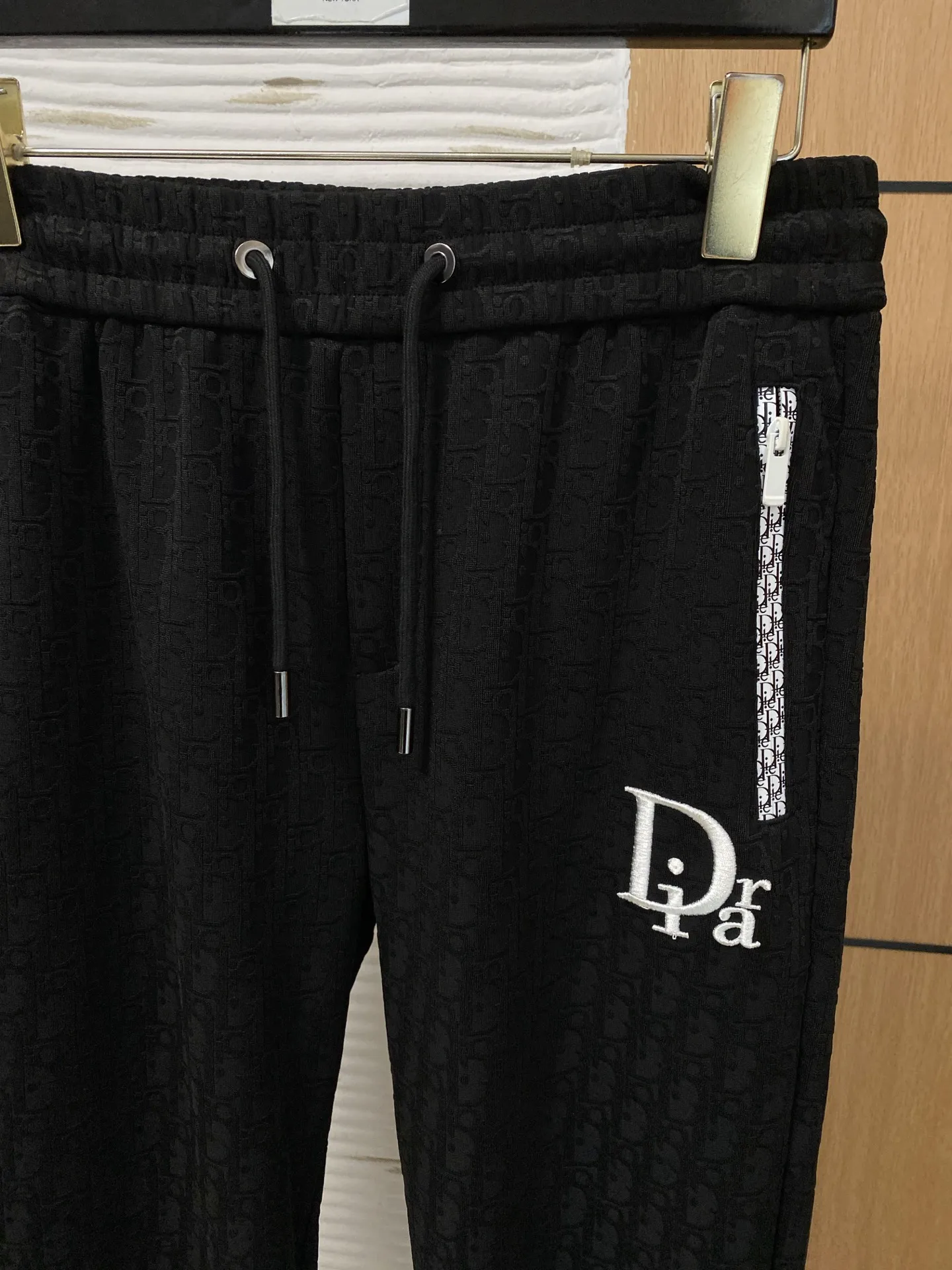 🅿️700 Dior hot-selling suit is coming. Focus on the original version of the official website. 2025 new hot-selling cardigan sweater suit. The original order is the best. 🇭🇰The meticulous work of top designers. It has a fitting and perfect upper body effect. All-natural high-quality Tencel Roman cotton 100%, close-fitting comfort, noble and elegant! Original hardware embodies elegance and nobility! Counter size: M-3XL (maximum wear to 190)