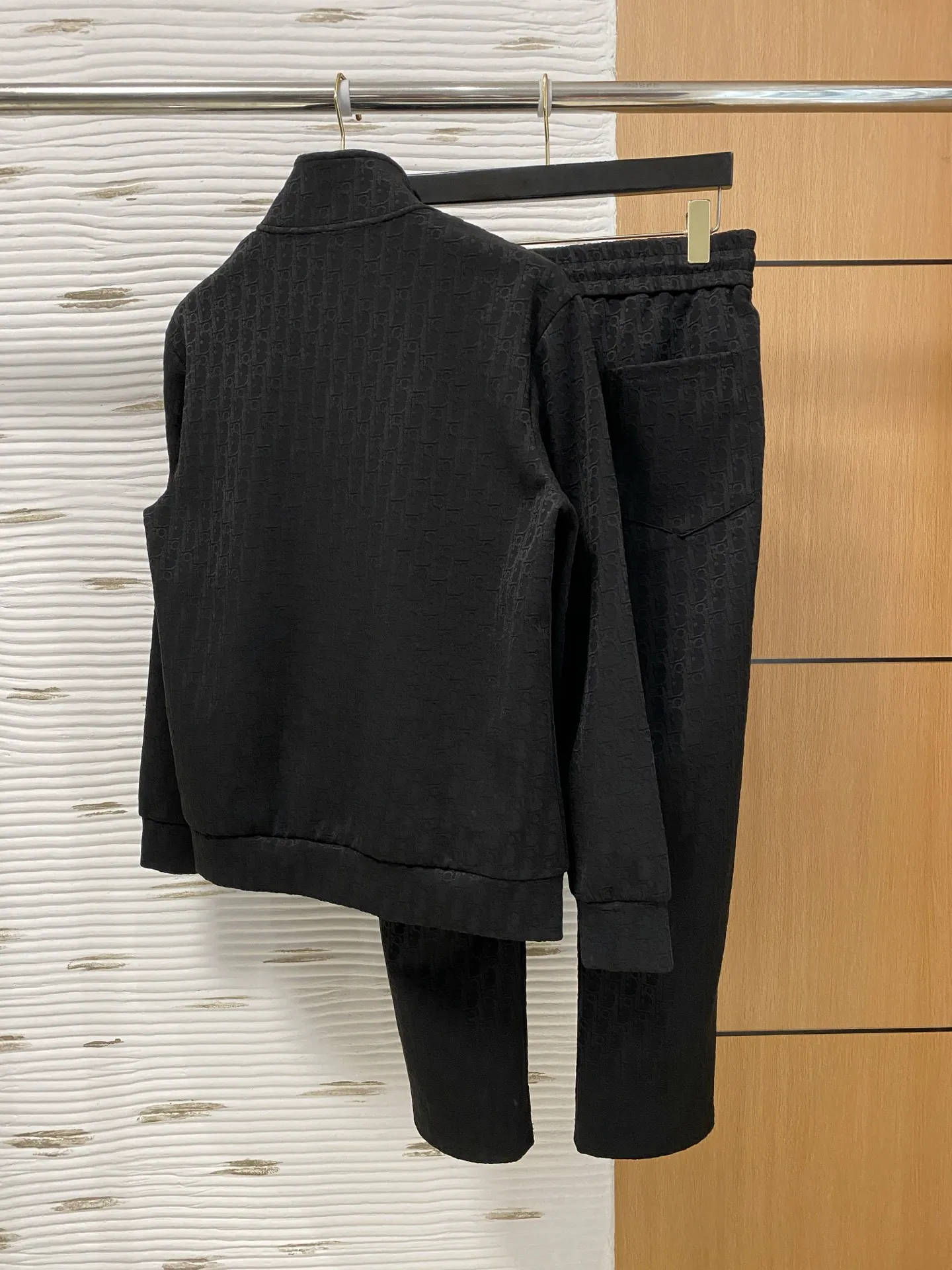 🅿️700 Dior hot-selling suit is coming. Focus on the original version of the official website. 2025 new hot-selling cardigan sweater suit. The original order is the best. 🇭🇰The meticulous work of top designers. It has a fitting and perfect upper body effect. All-natural high-quality Tencel Roman cotton 100%, close-fitting comfort, noble and elegant! Original hardware embodies elegance and nobility! Counter size: M-3XL (maximum wear to 190)