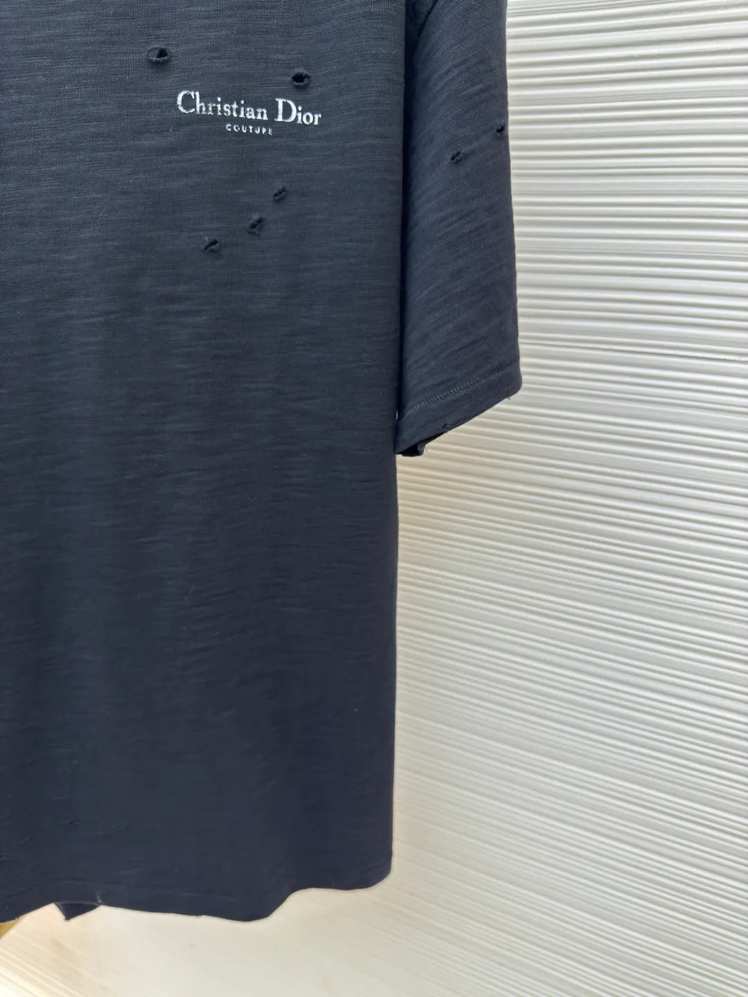 Dior hole letter printed T-shirt ●Authentic product: Purchased and developed for 8400 ●Item number: 1680533-A35 ●Fabric: slub plain fabric ●Technology: printing production ●Version: fitted version ●Weight: about 420 grams ●Size: XS-S-M-L ●Description: Fabric used The round collar is positioned on a flat car, and the front and rear panels are printed with hand-plated screen glue. The film is engraved with laser dots to create the effect of hollowing out and missing letters. The side of the garment is designed to be bifurcated by a flat car. The hem of the front and rear panels is cut using a special toe-picking machine to create a hollow effect on the surface. The entire garment is manually positioned and cut with holes, and the garment is fermented and washed to create a nostalgic effect. The overall workmanship is very complicated. The embroidery is made with heat-capacitive glue and needs to be hot-glued to ensure quality. The checkerboard pattern needs to be positioned correctly, so the speed is relatively slow. Each process of the entire garment is slow and time-consuming. The overall wiring is straight and delicate, the fabric is comfortable and soft, and the color is consistent without color difference. It can be matched with the same style to create a fashionable look, and can be used in various occasions. Customized accessories, three complete standards, the same style for men and women!